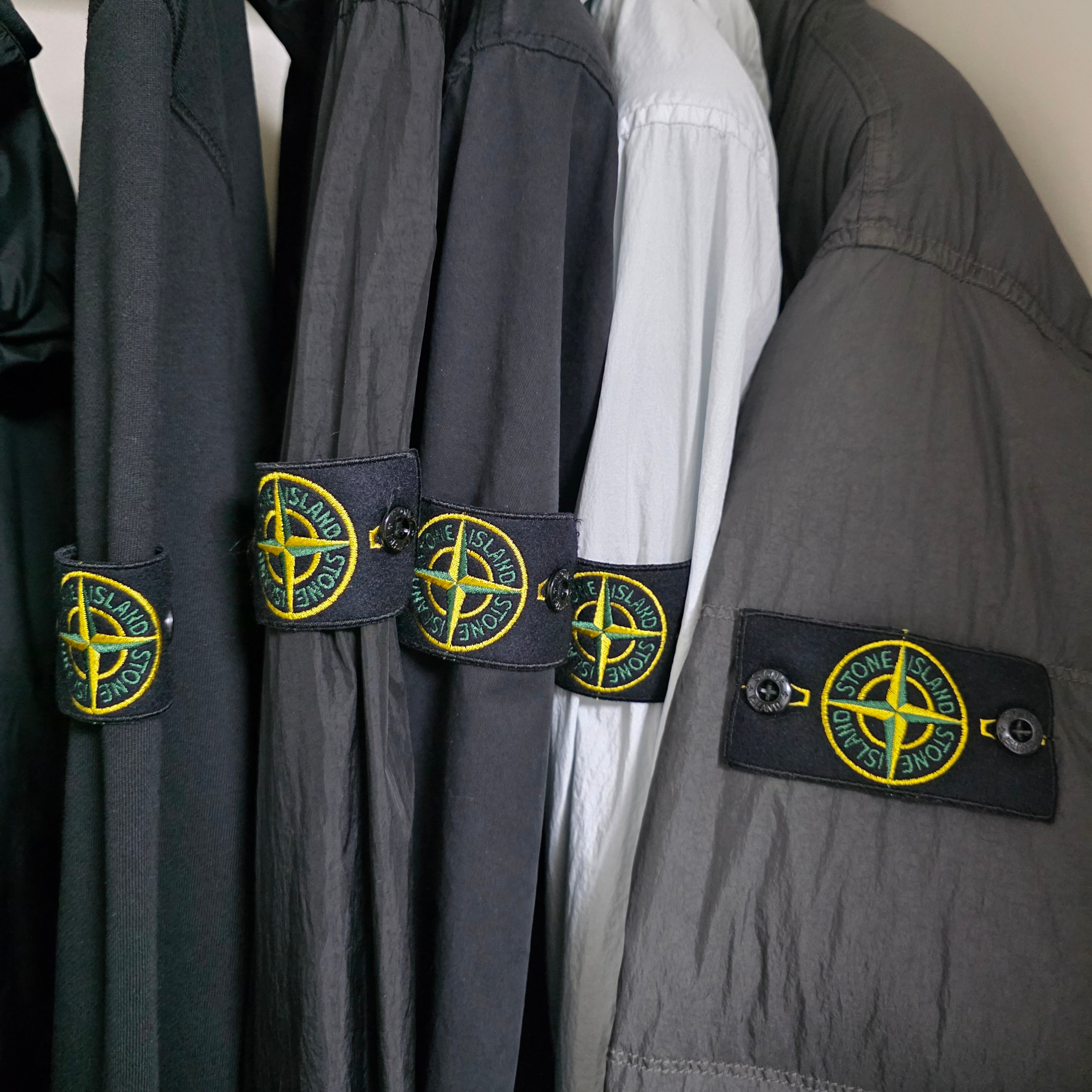 Stone Island 42822 Garment Dyed Crinkle Reps Nylon Blouson Black - 23SS, Stone Island 4100010 Crinkle Reps NY Recycled Nylon Down Jacket with Wind Resistant Lead Grey - 25FW 착용 스타일