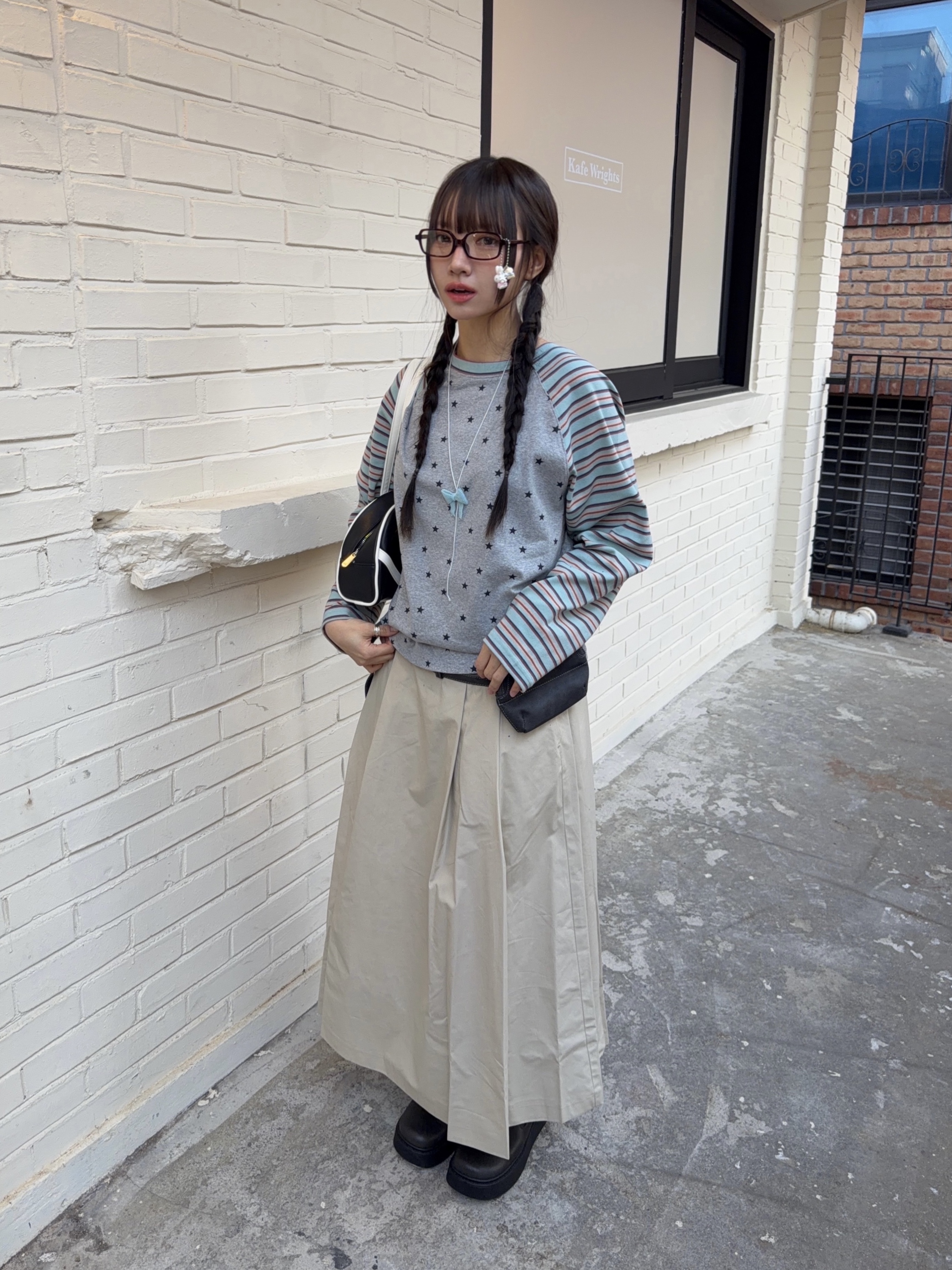 CAVISH Striped Star Raglan LS Tee Grey 착용 스타일 - 5