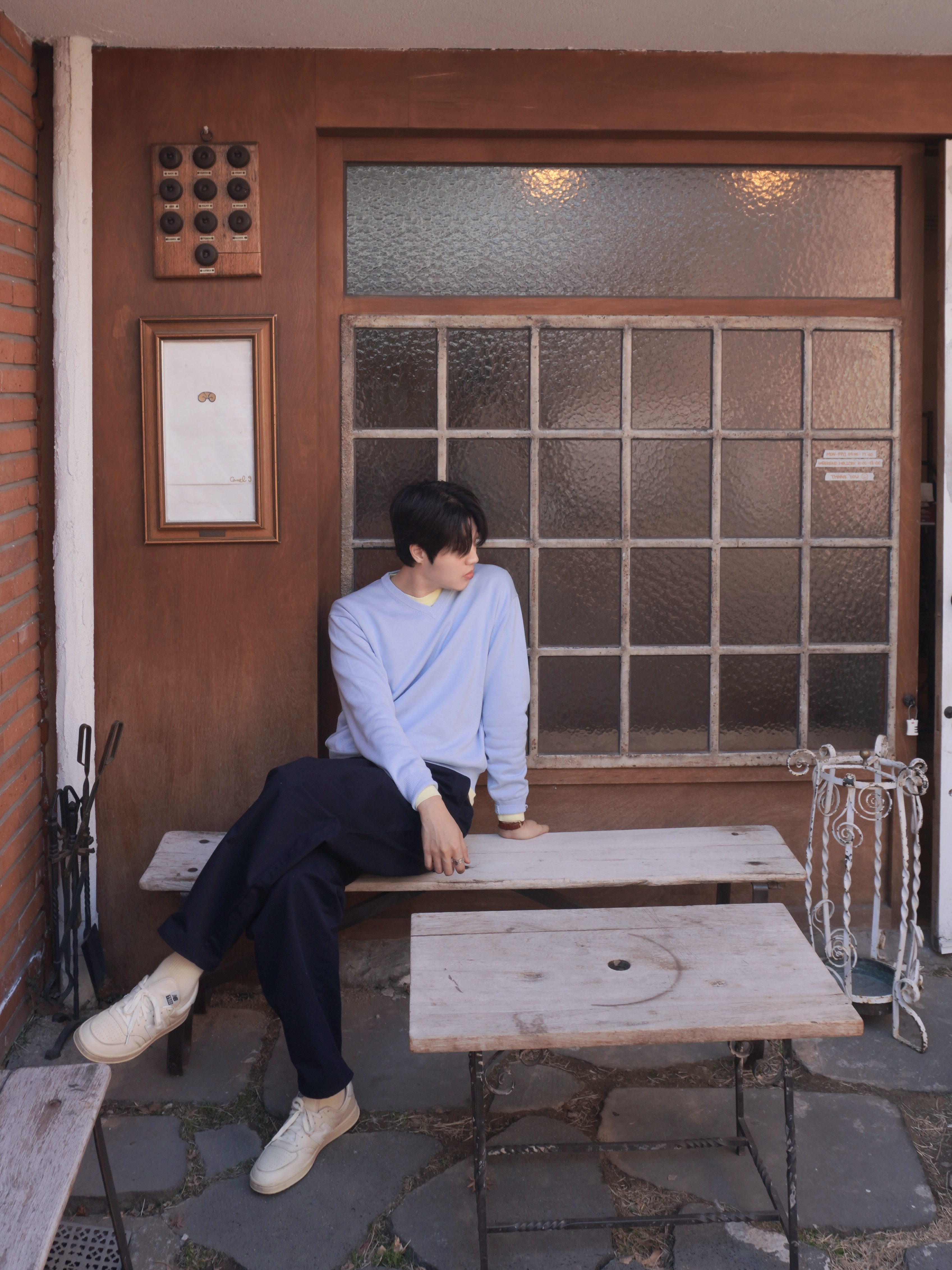 Noun Crop V Neck Knit Sky Blue, New Balance T500 Sea Salt White 착용 스타일 - 3