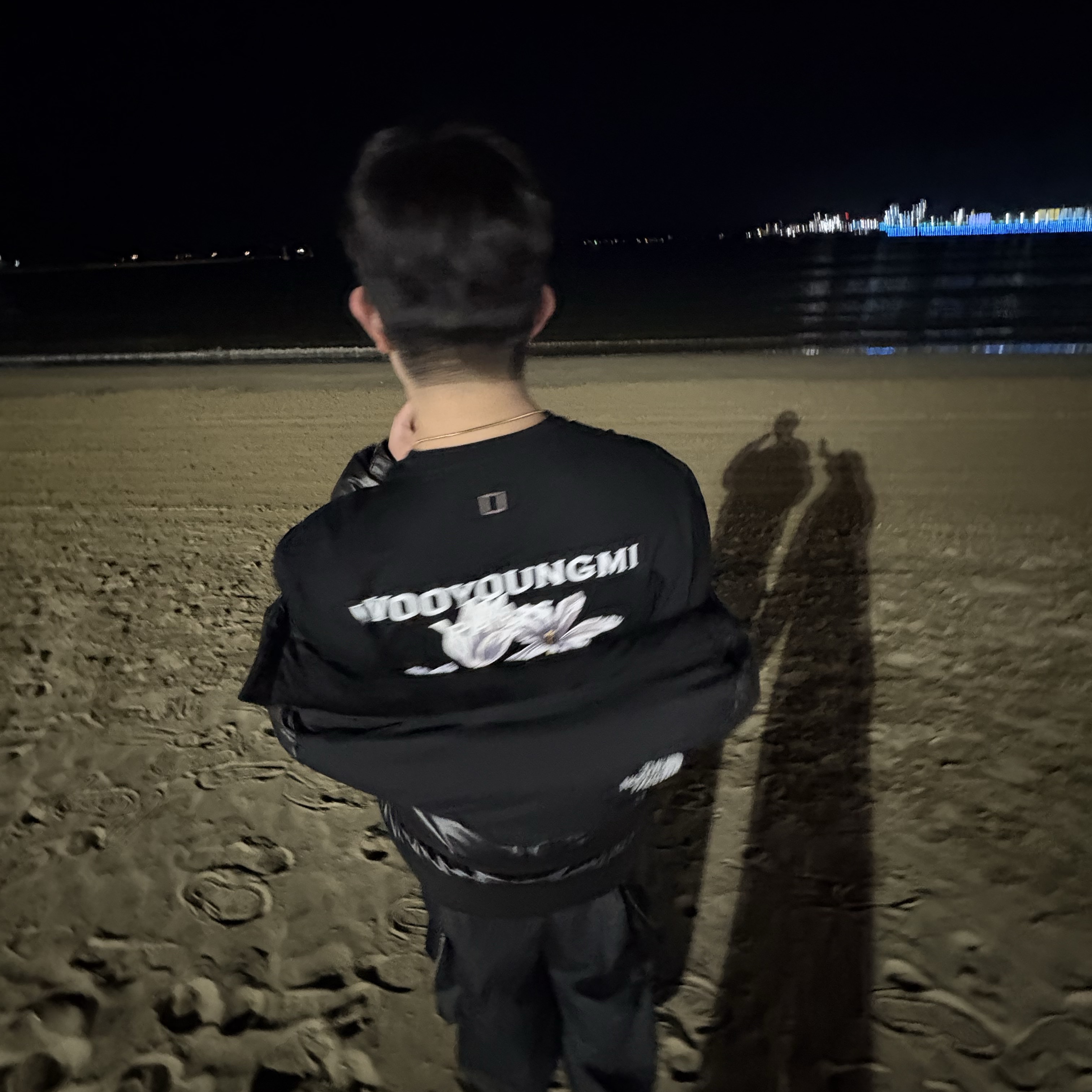 Wooyoungmi Flower Back Logo T-Shirt Black - 24SS 착용 스타일 - 1