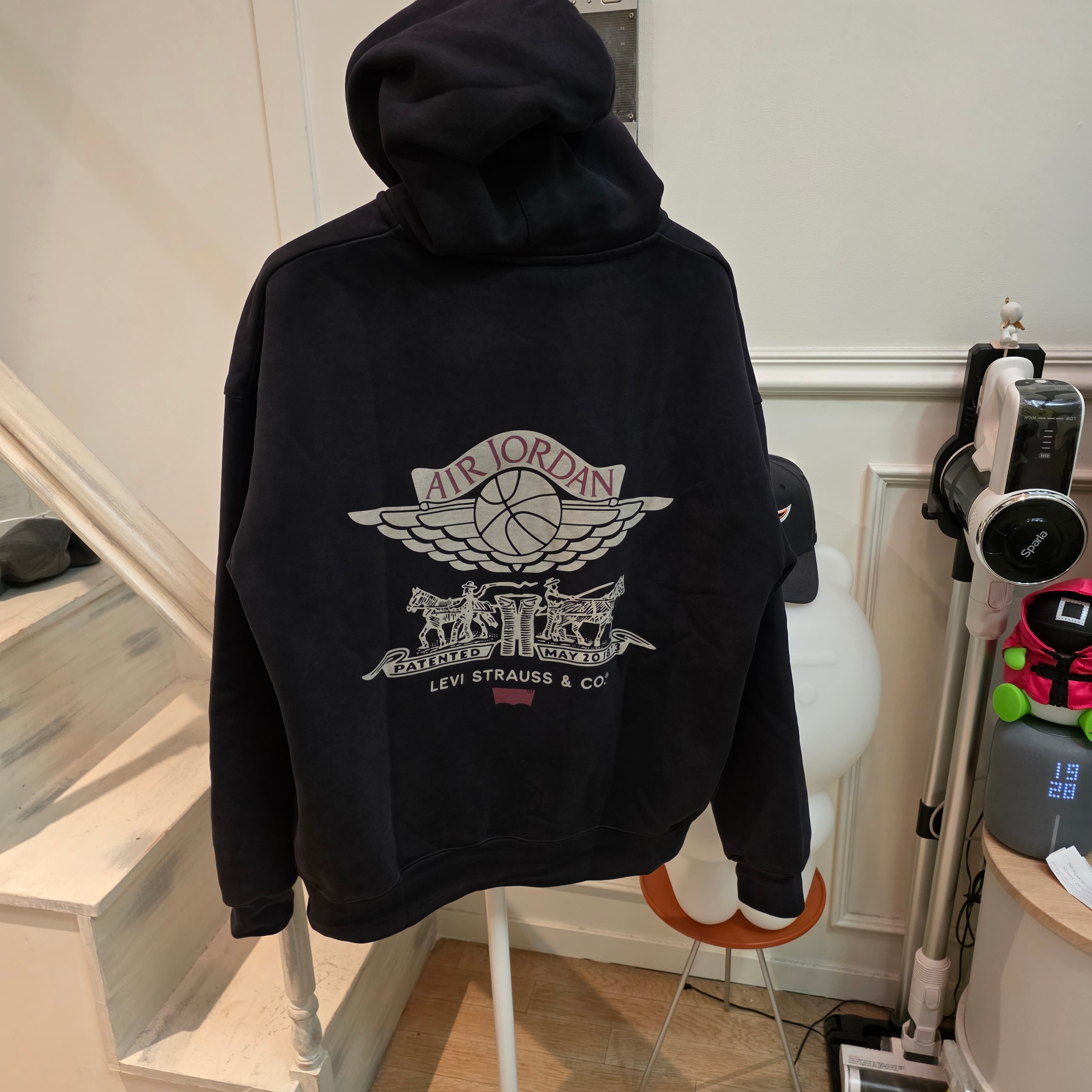 Jordan x Levi's Full Zip Hoodie Black (IM6734-010) 착용 스타일 - 2