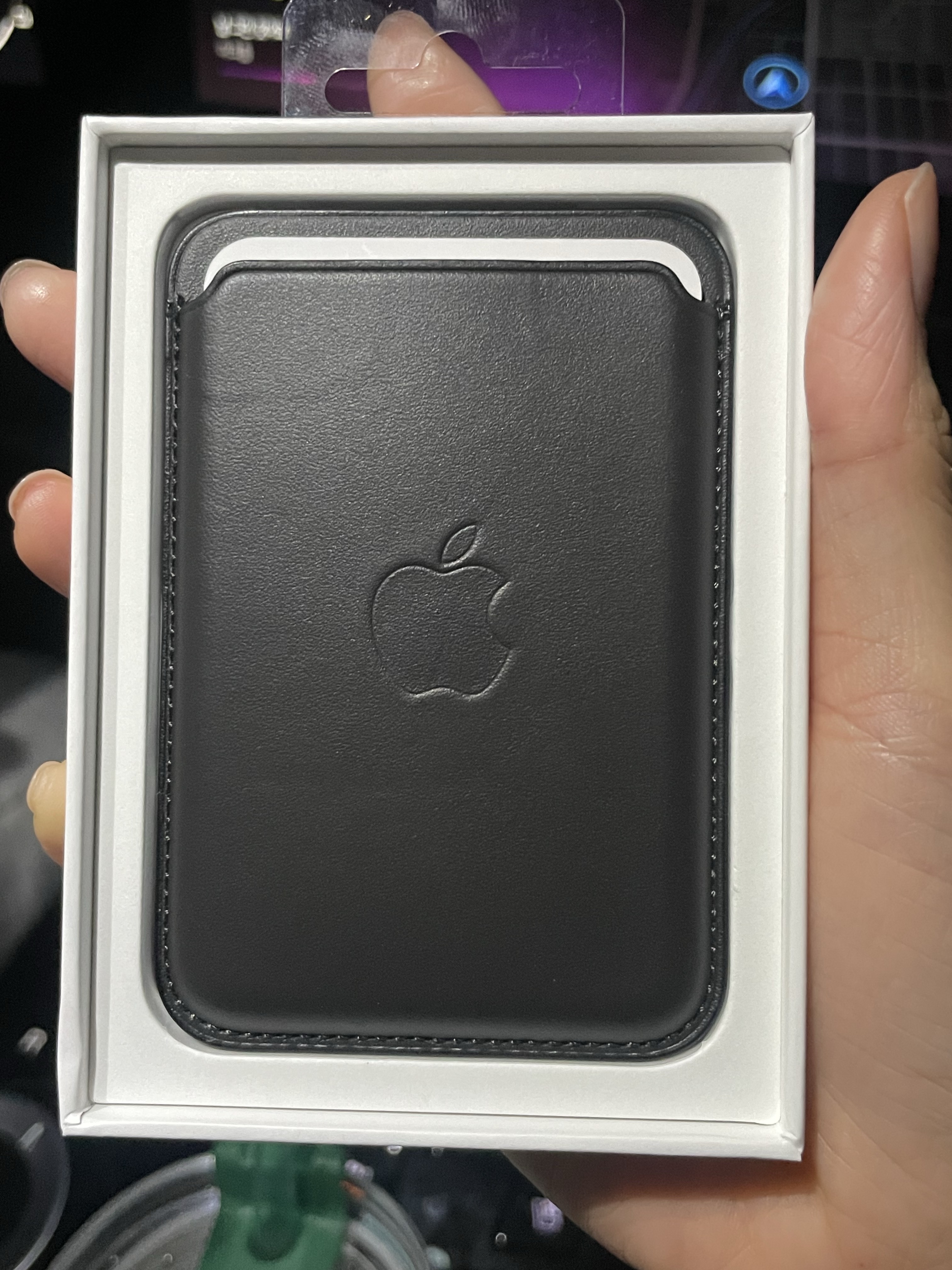 Apple iPhone Leather Wallet with MagSafe Black 착용 스타일 - 1