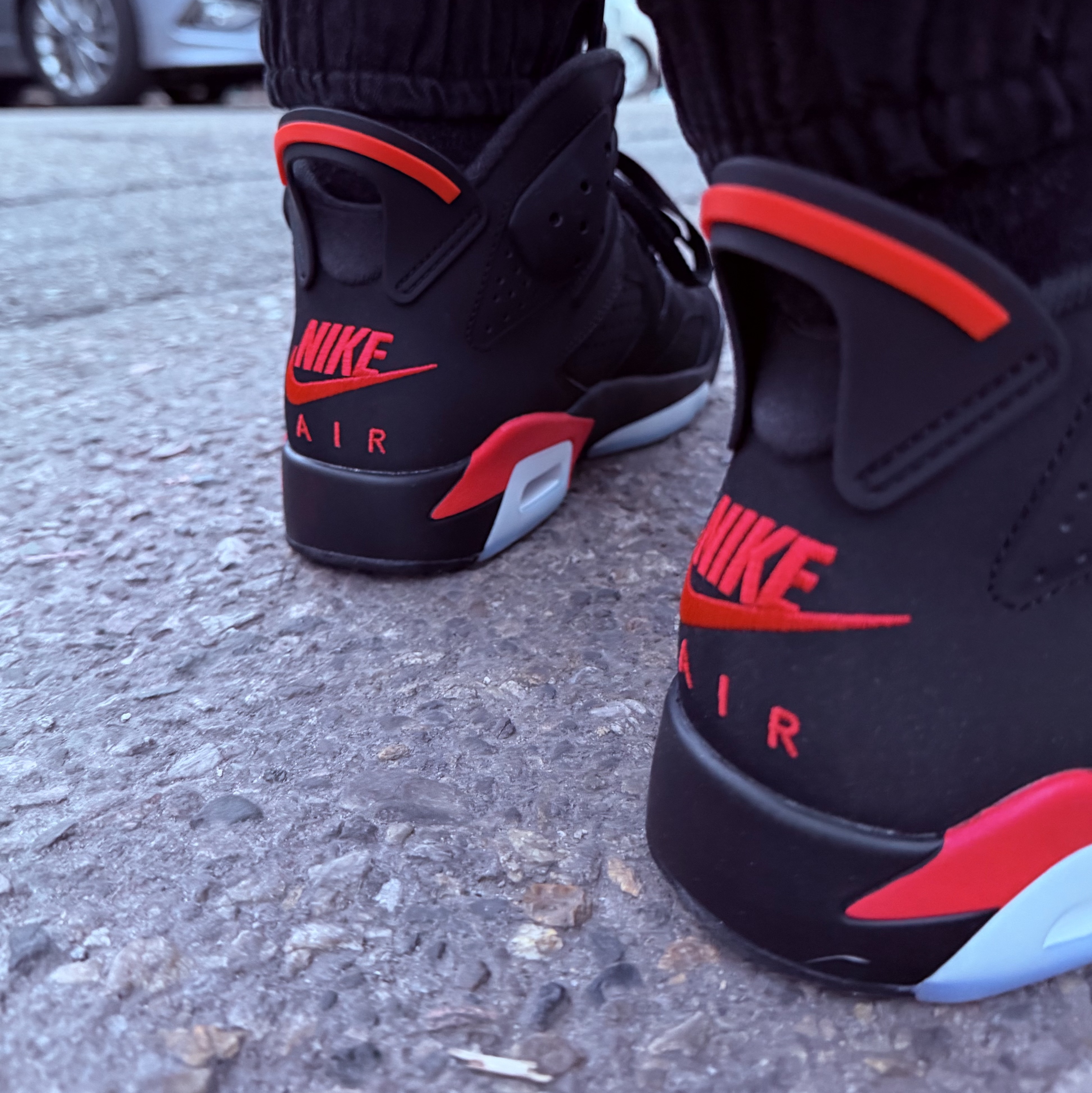 Jordan 6 Retro Infrared Salesman Black and Light Crimson 착용 스타일 - 1