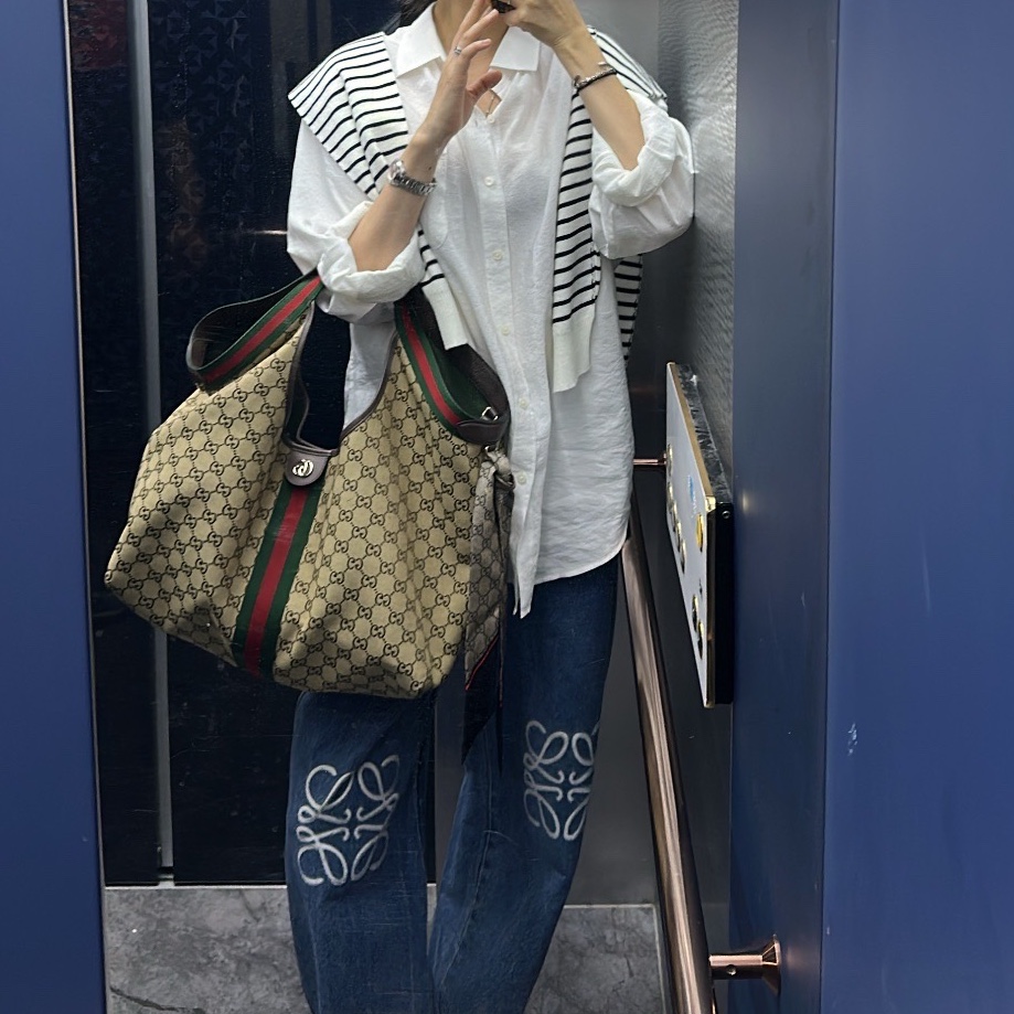 Gucci Giglio Large Tote Bag Beige Brown 착용 스타일