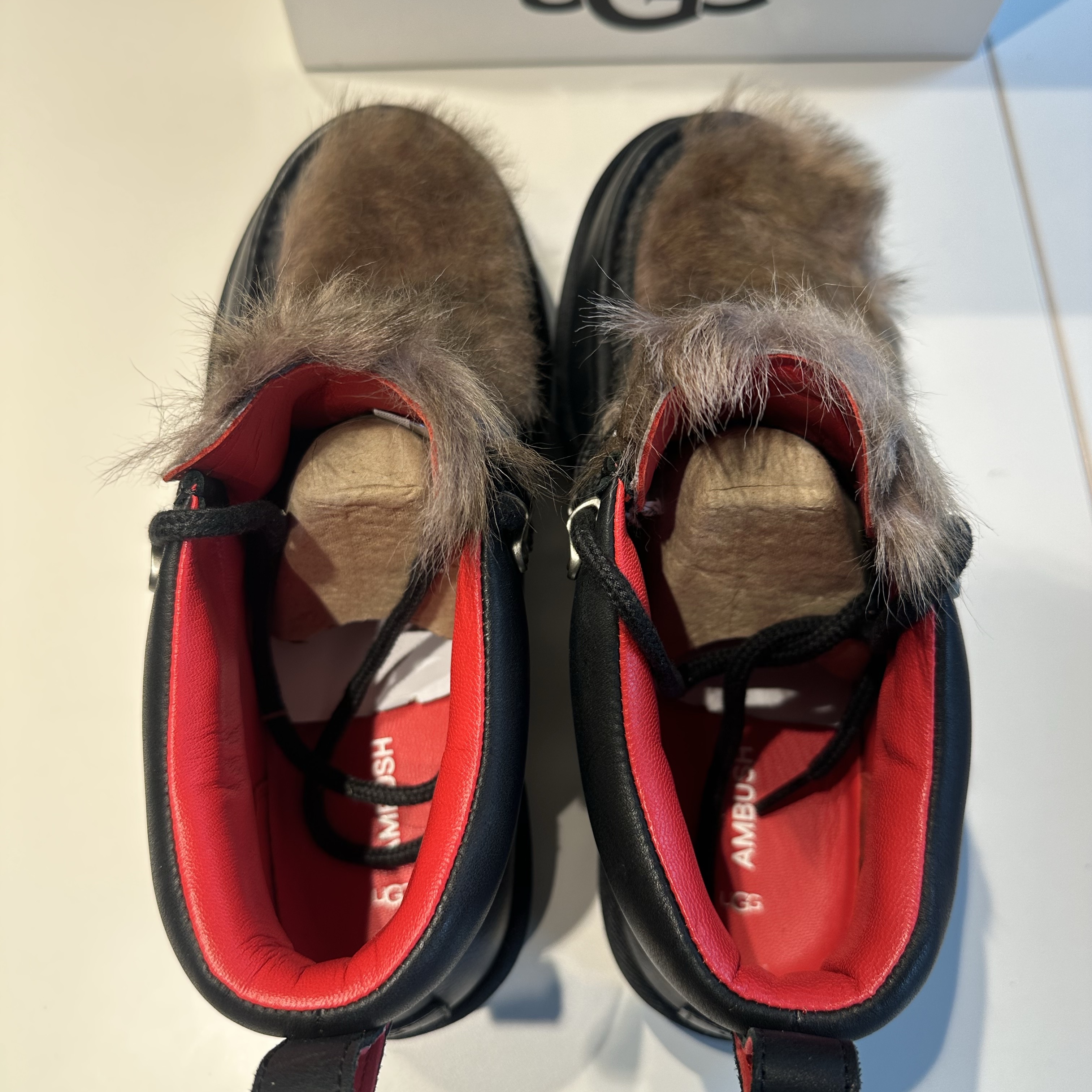 UGG x Ambush Fur Boots Black 착용 스타일 - 3