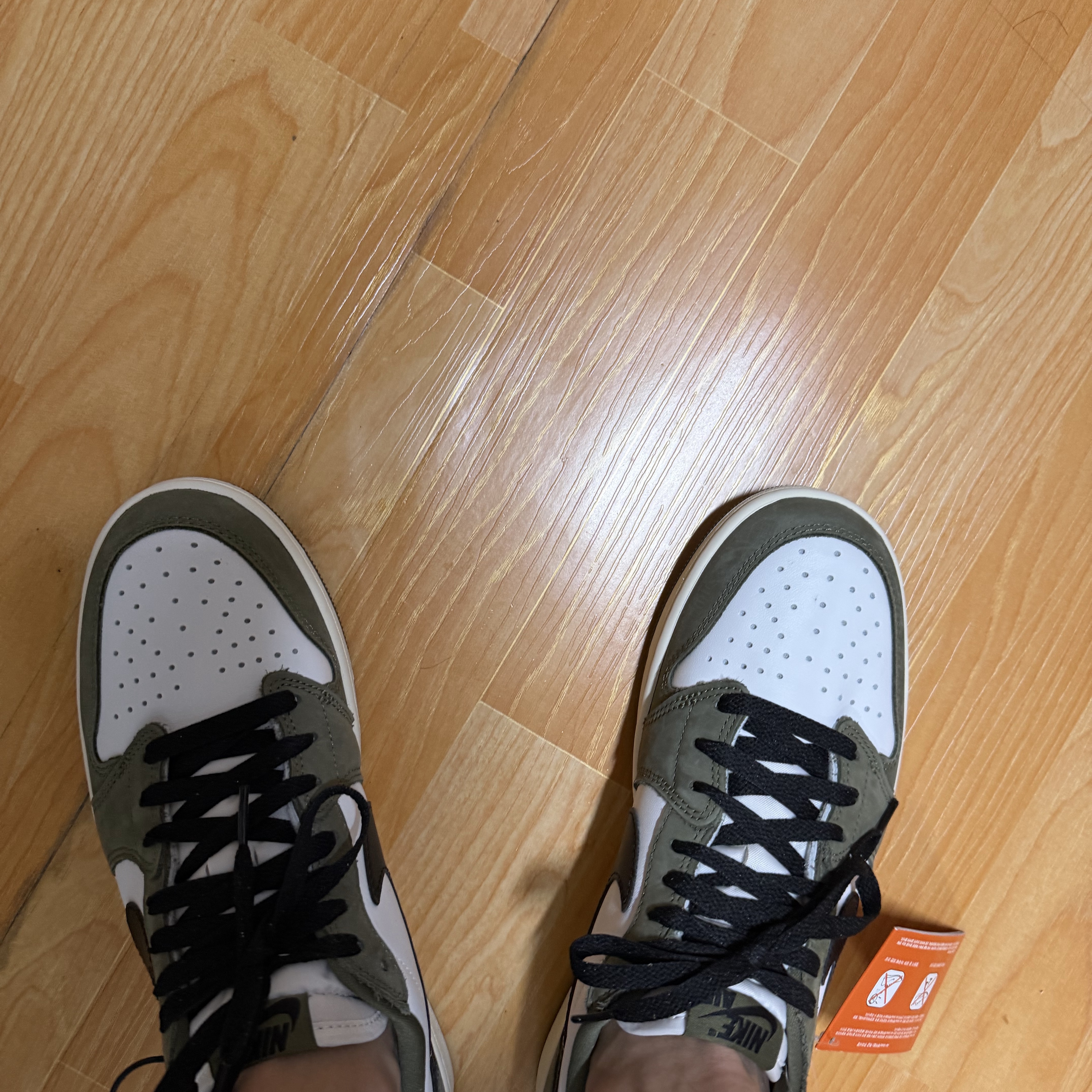Jordan 1 Retro Low OG Medium Olive and Summit White 착용 스타일 - 3