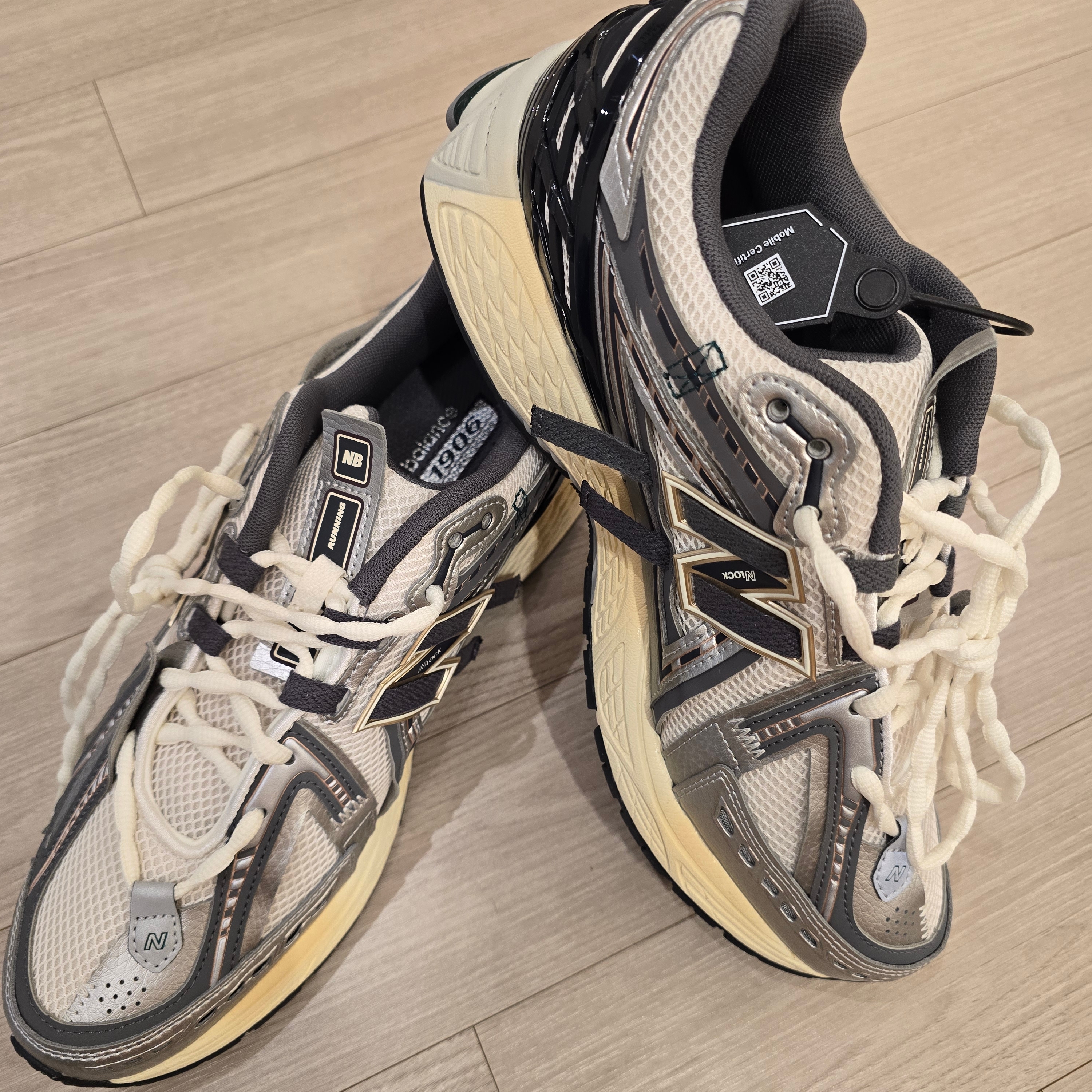 New Balance 1906A Silver Metallic Castlerock 착용 스타일 - 2