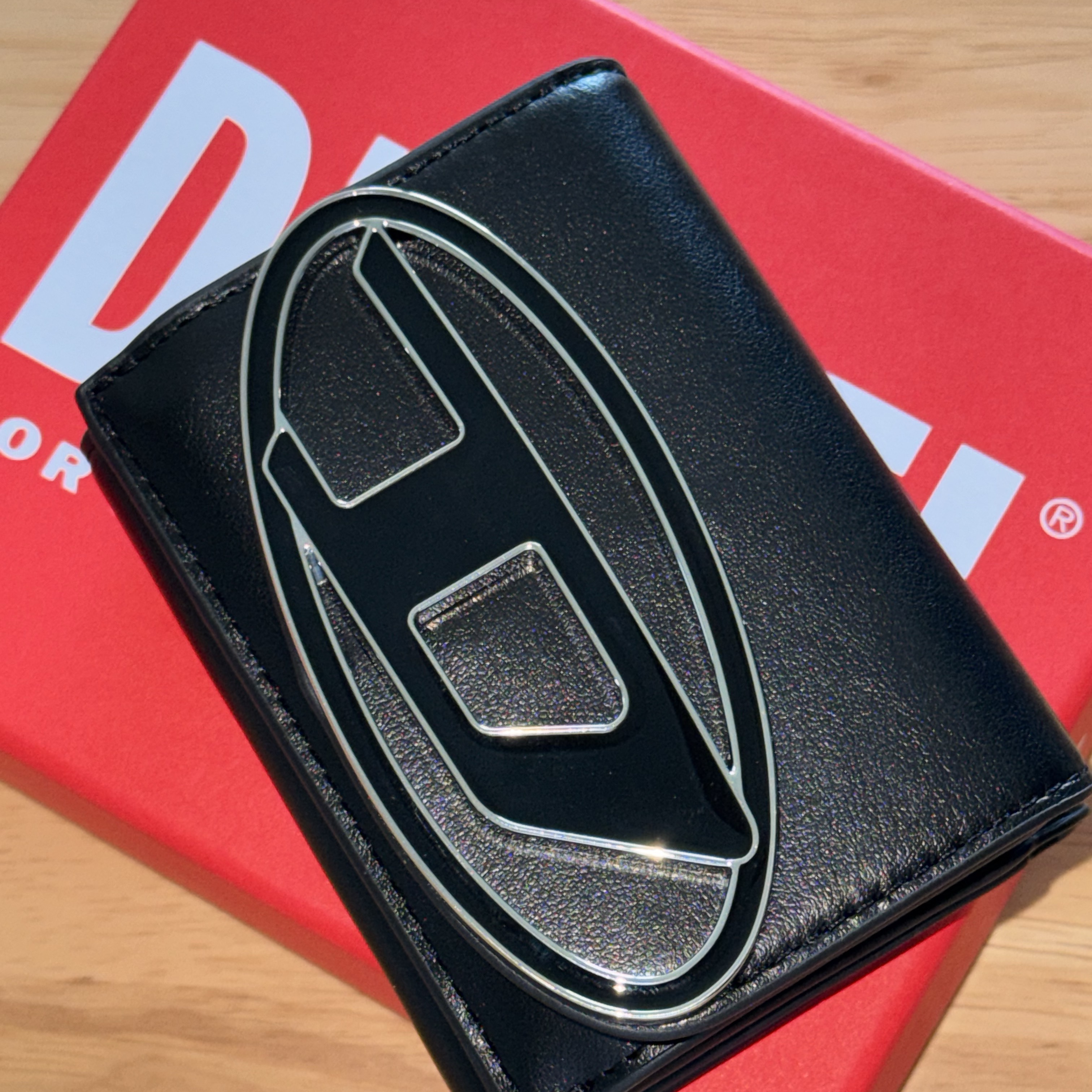 Diesel 1DR Tri-Fold Coin XS li Wallet Black 착용 스타일