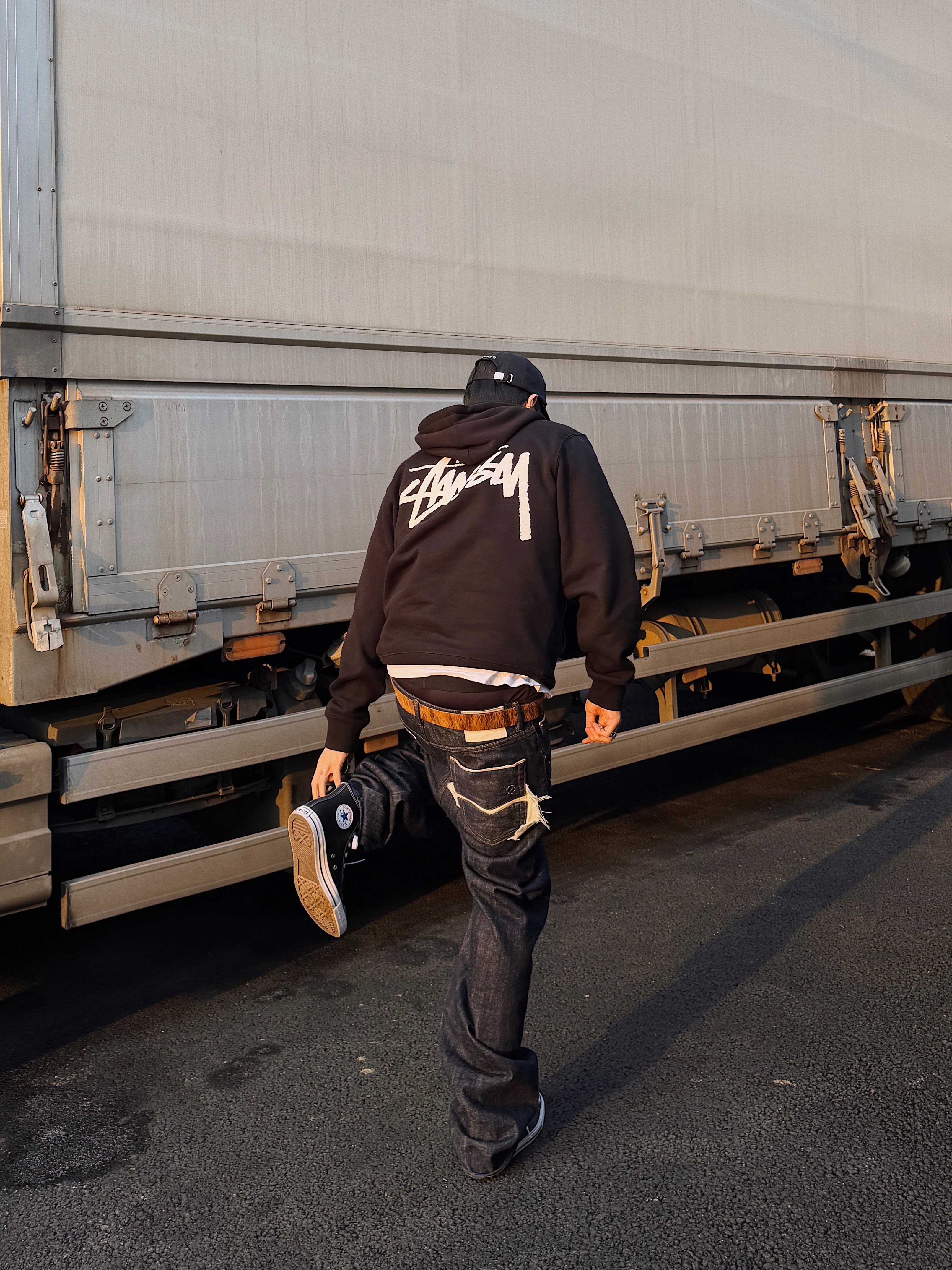 Stussy x Our Legacy Work Shop Drop Shadow Pigment Dyed Hoodie Black, Converse Chuck Taylor All Star Hi Leather Black 착용 스타일 - 1