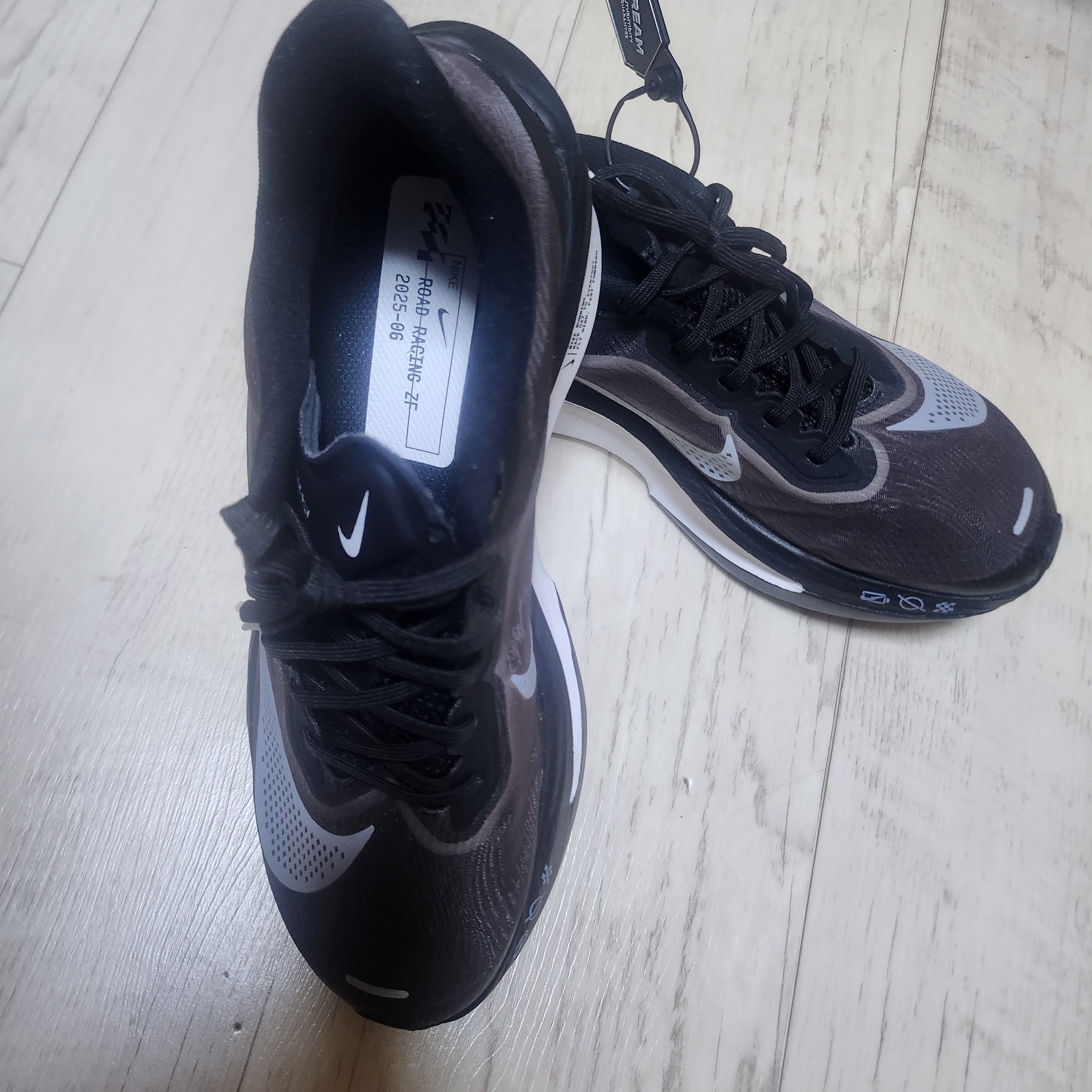 Nike Zoom Fly 6 Black Light Smoke Grey 착용 스타일