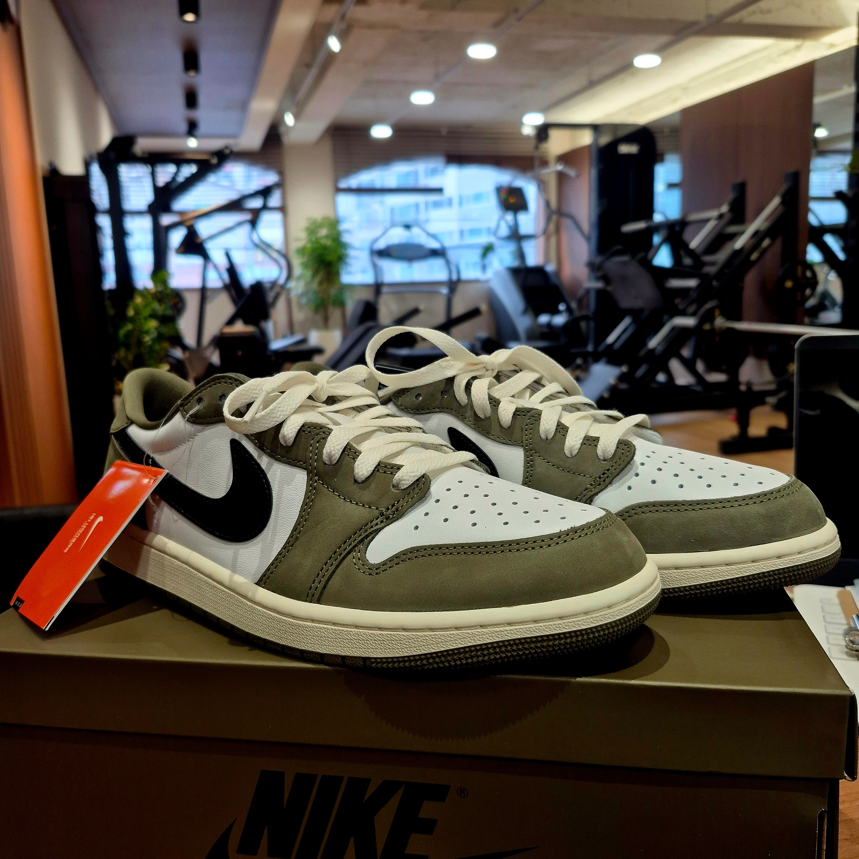 Jordan 1 Retro Low OG Medium Olive and Summit White 착용 스타일