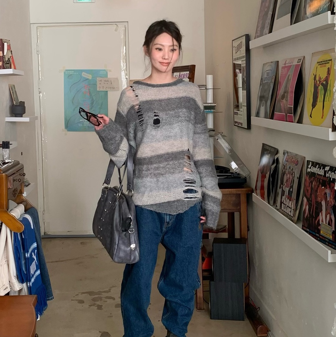 Thevinylhouse Grunge Stripe Sweater Grey 착용 스타일