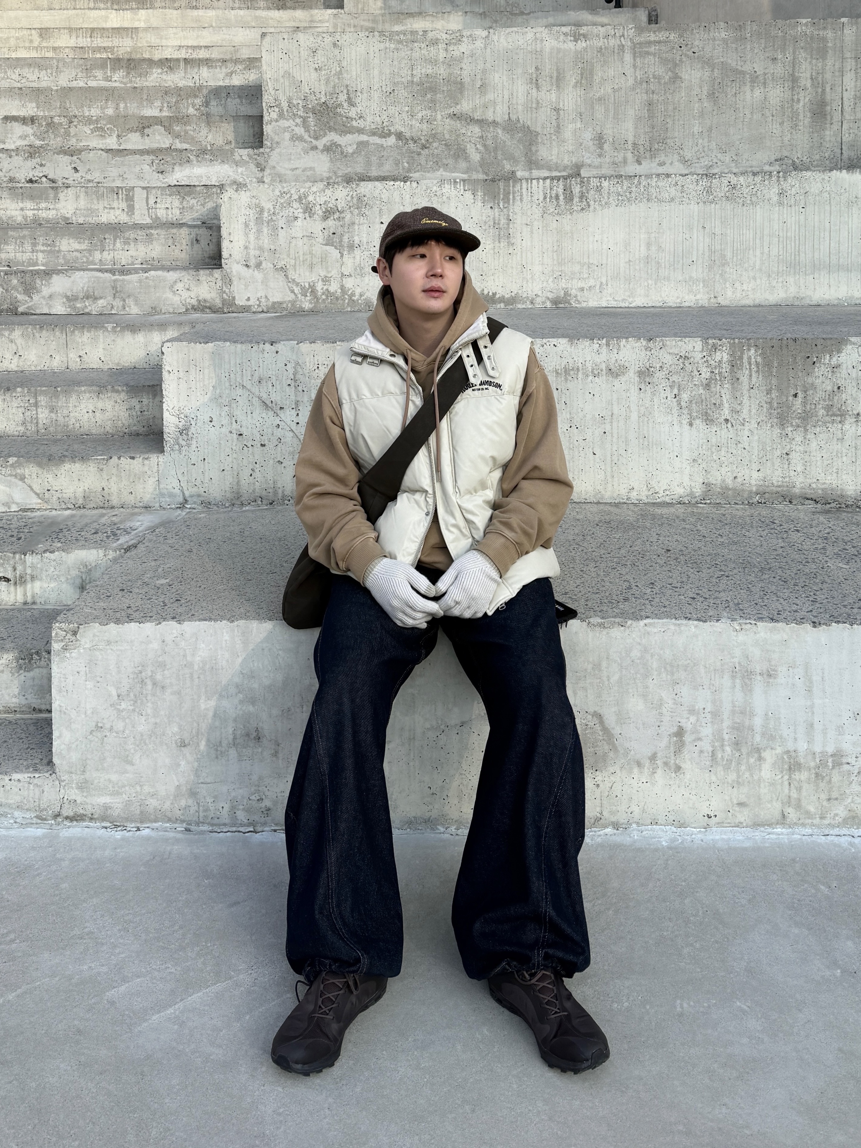 (W) On Running x Post Archive Faction (Paf) Cloudventure Peak Cacao Espresso, Uniqlo x Kaws Heattech Knit Gloves Off White 착용 스타일 - 1
