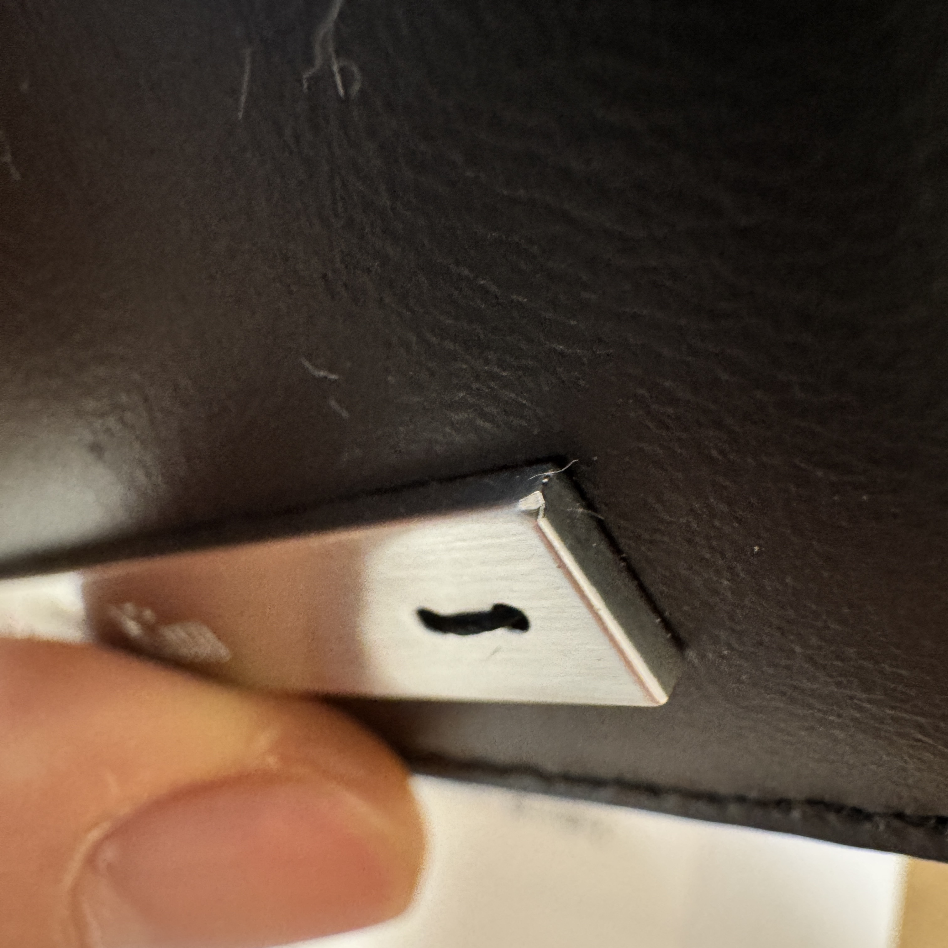 Matin Kim Vintage Card Wallet Black 착용 스타일