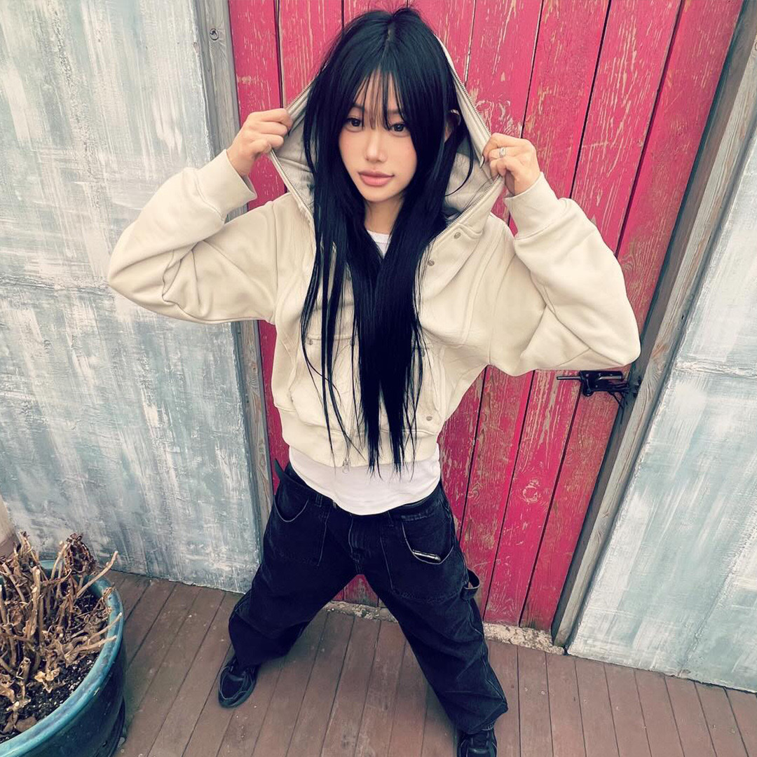 Thevinylhouse Studded Full Zip-Up Hoodie Beige 착용 스타일