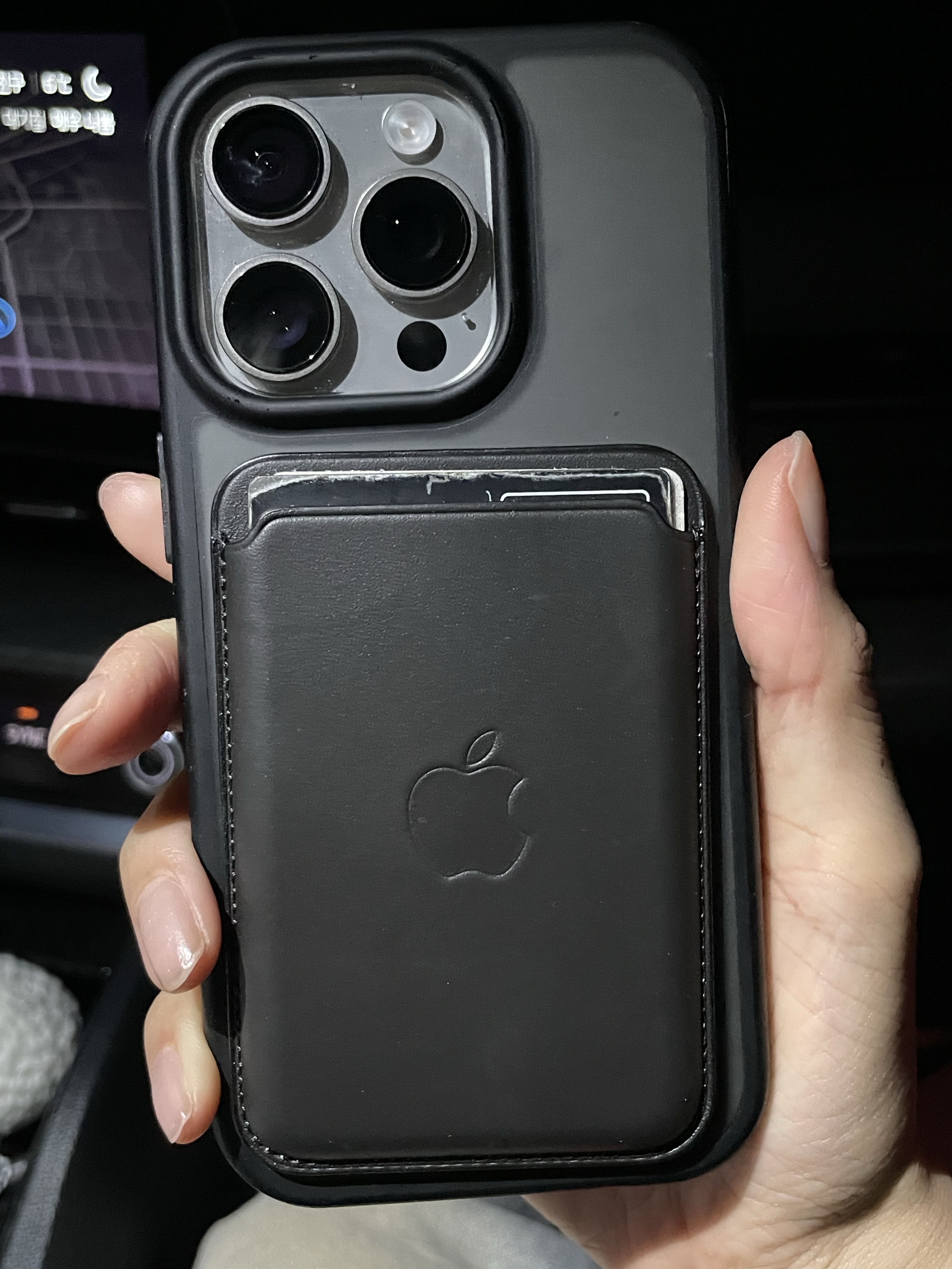 Apple iPhone Leather Wallet with MagSafe Black 착용 스타일 - 2