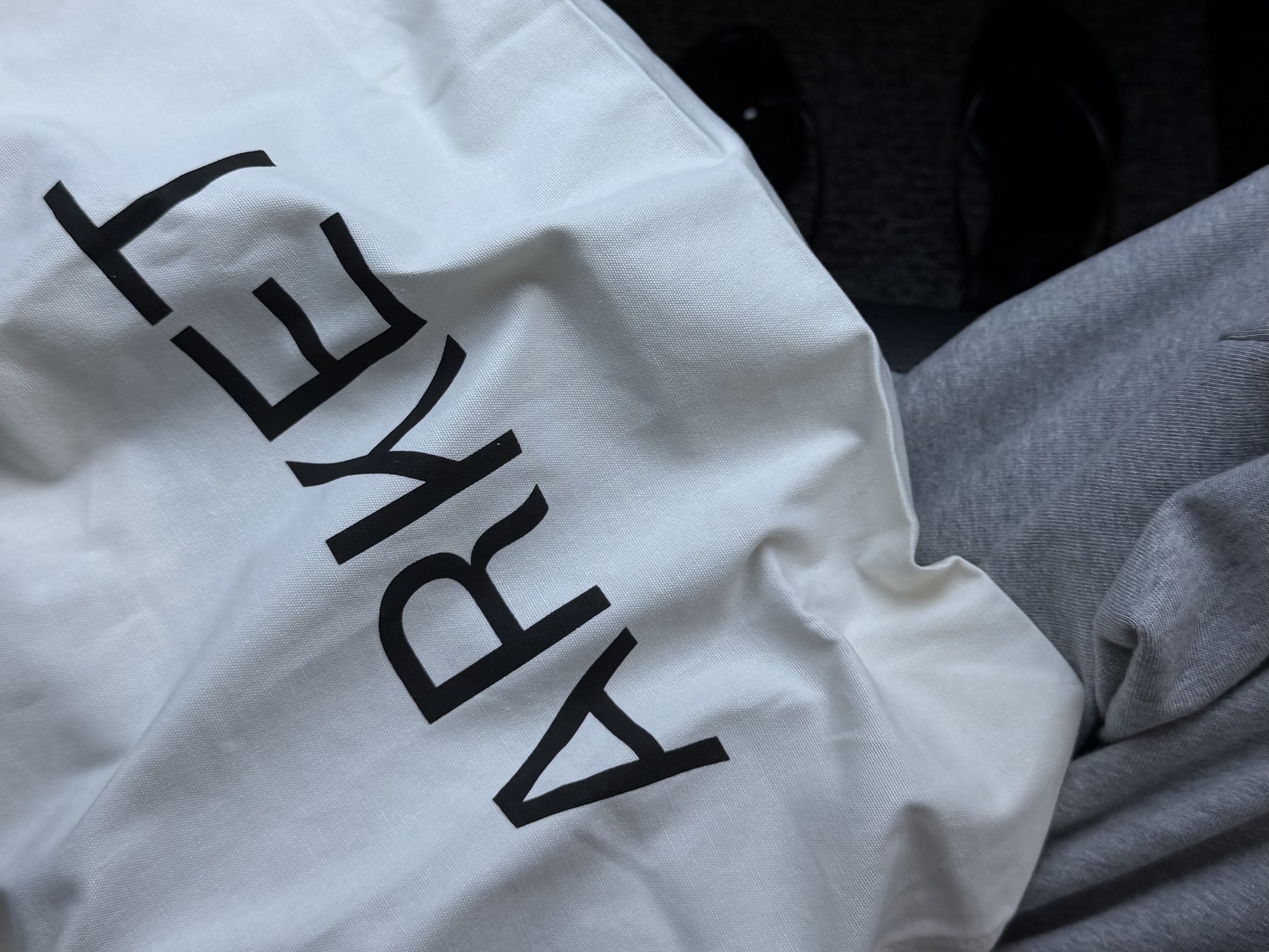 Arket Canvas Tote Bag Off White 착용 스타일