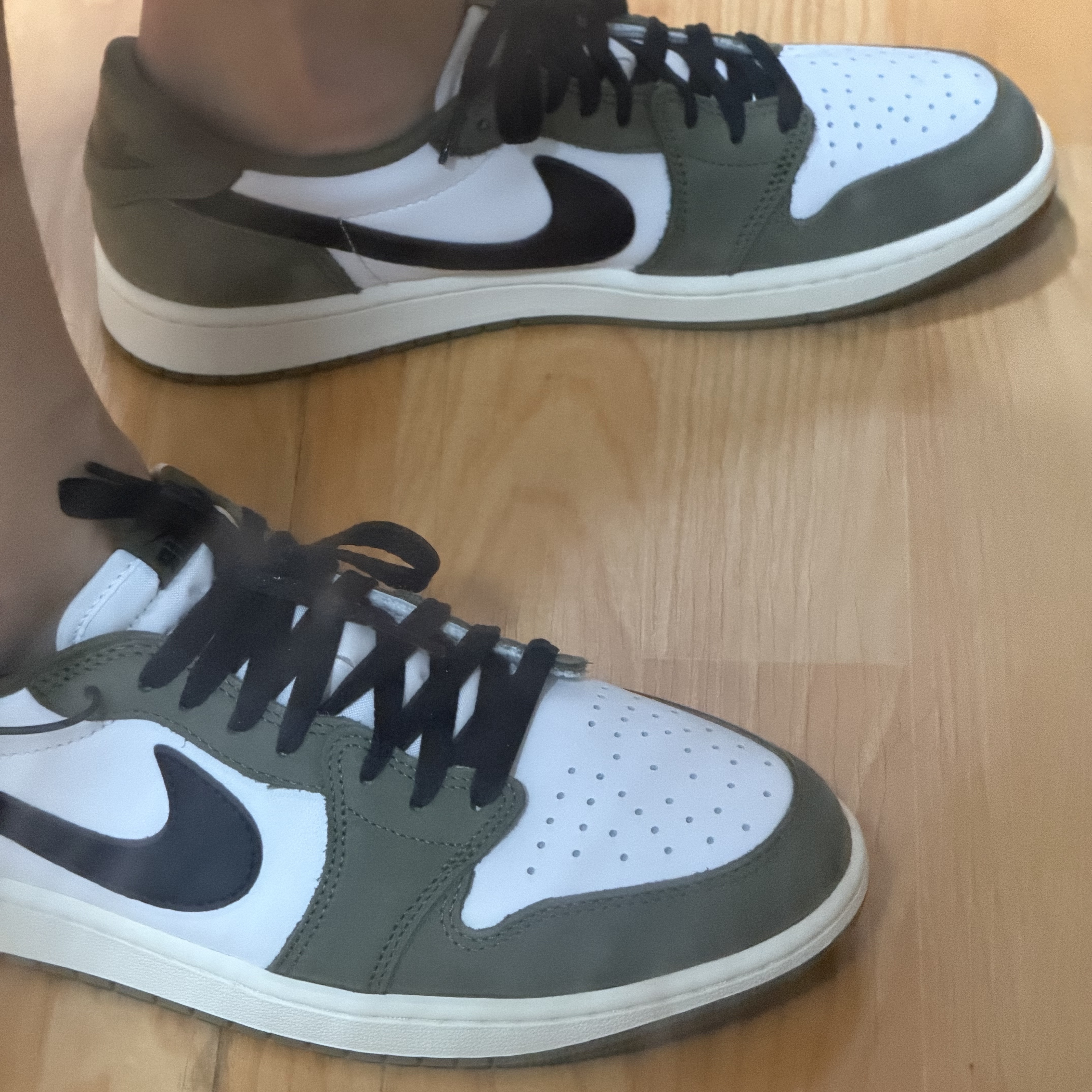 Jordan 1 Retro Low OG Medium Olive and Summit White 착용 스타일 - 1