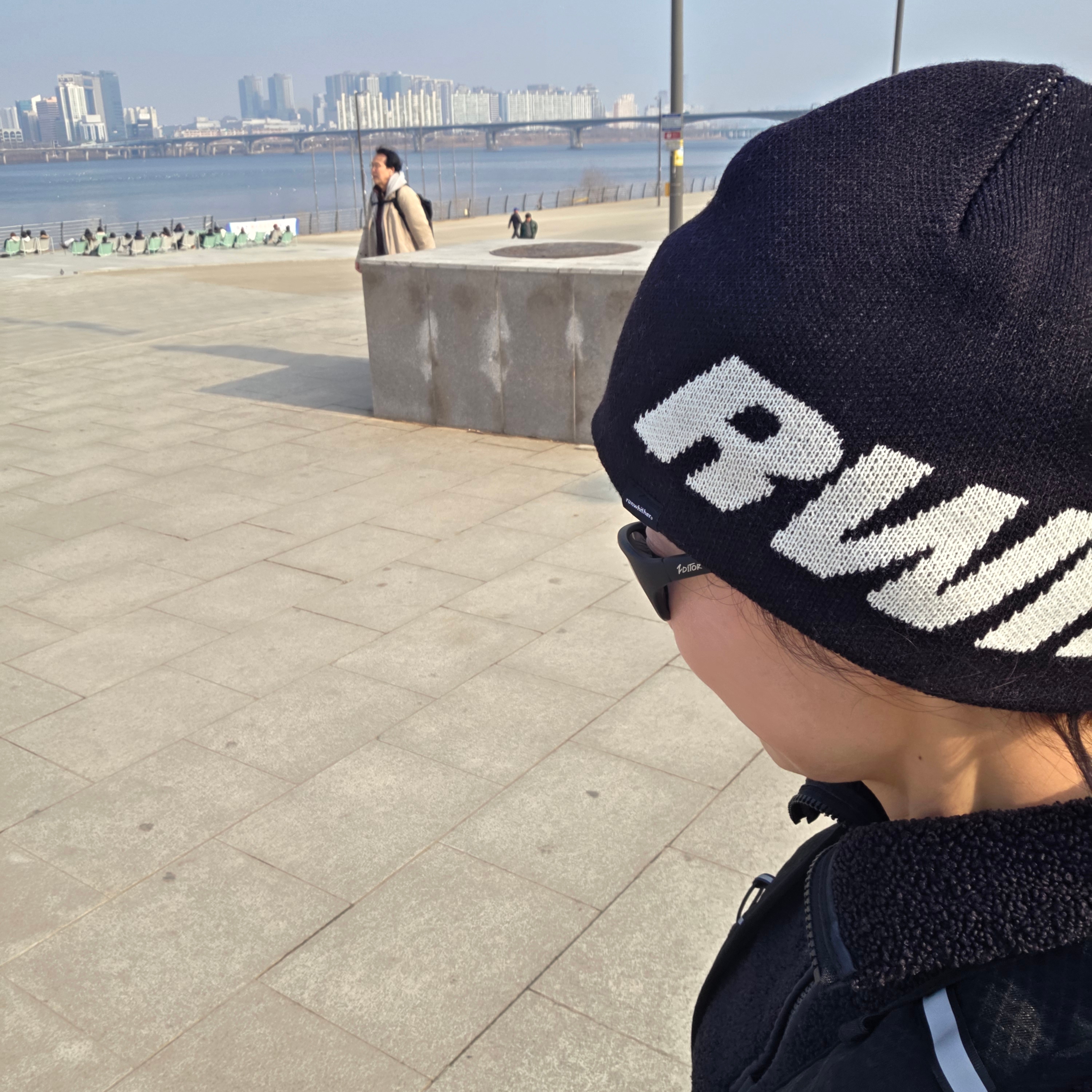 [KREAM 단독] runwhither Beanie Black 착용 스타일