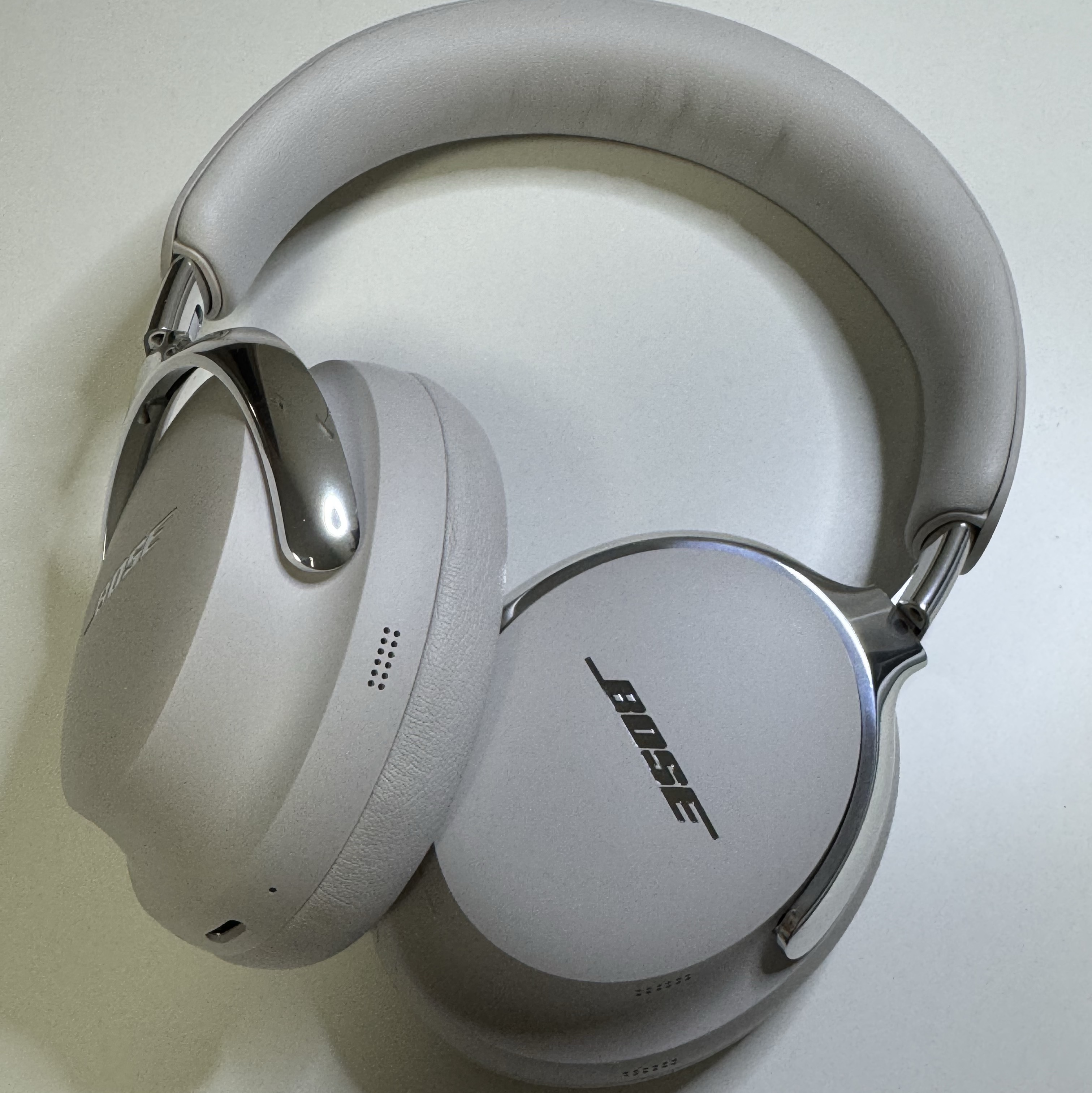 Bose QC Ultra Headphones 2nd Gen White Smoke (Korean Ver.) 착용 스타일