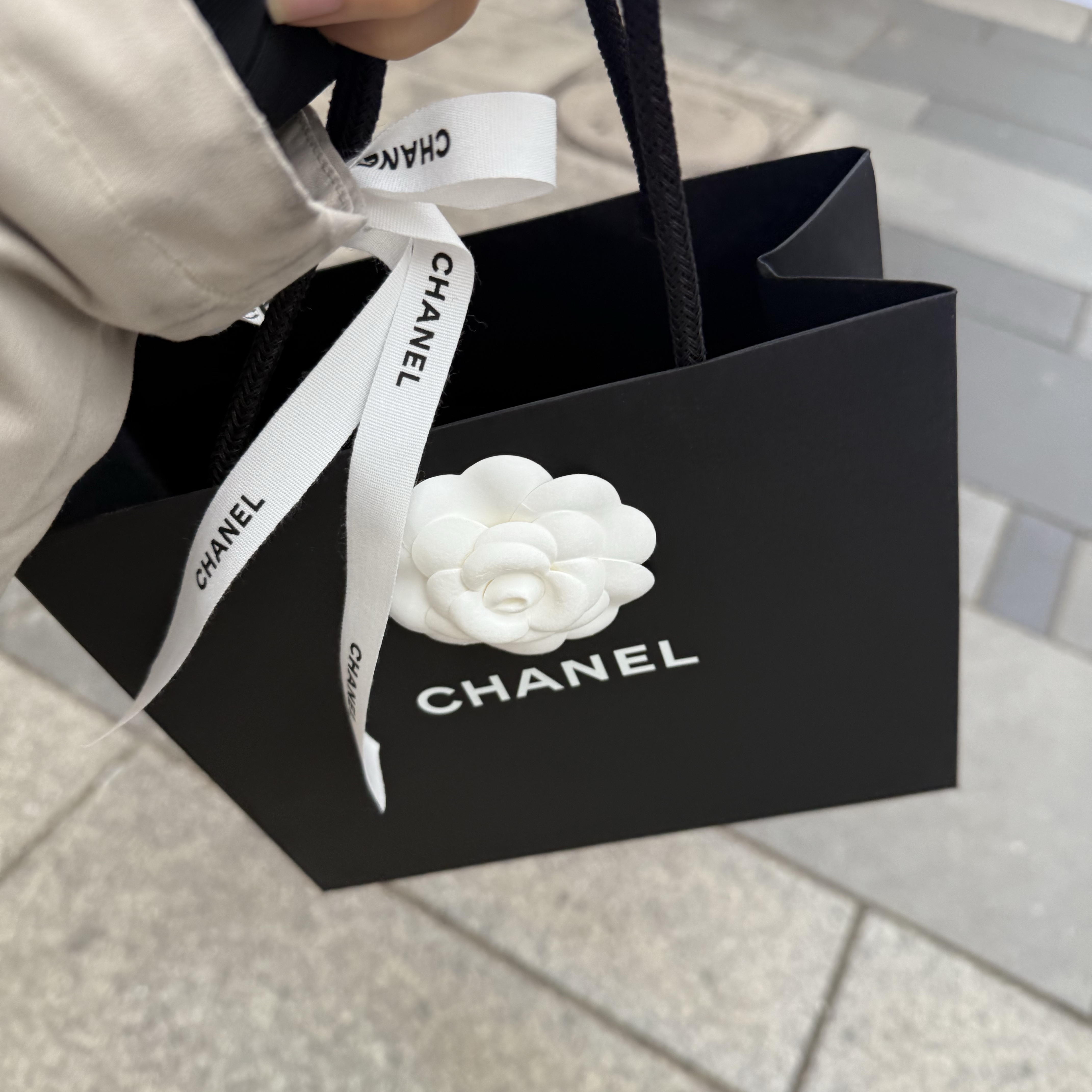 Chanel Classic Card Holder Grained Calfskin & Silver Black 착용 스타일 - 3