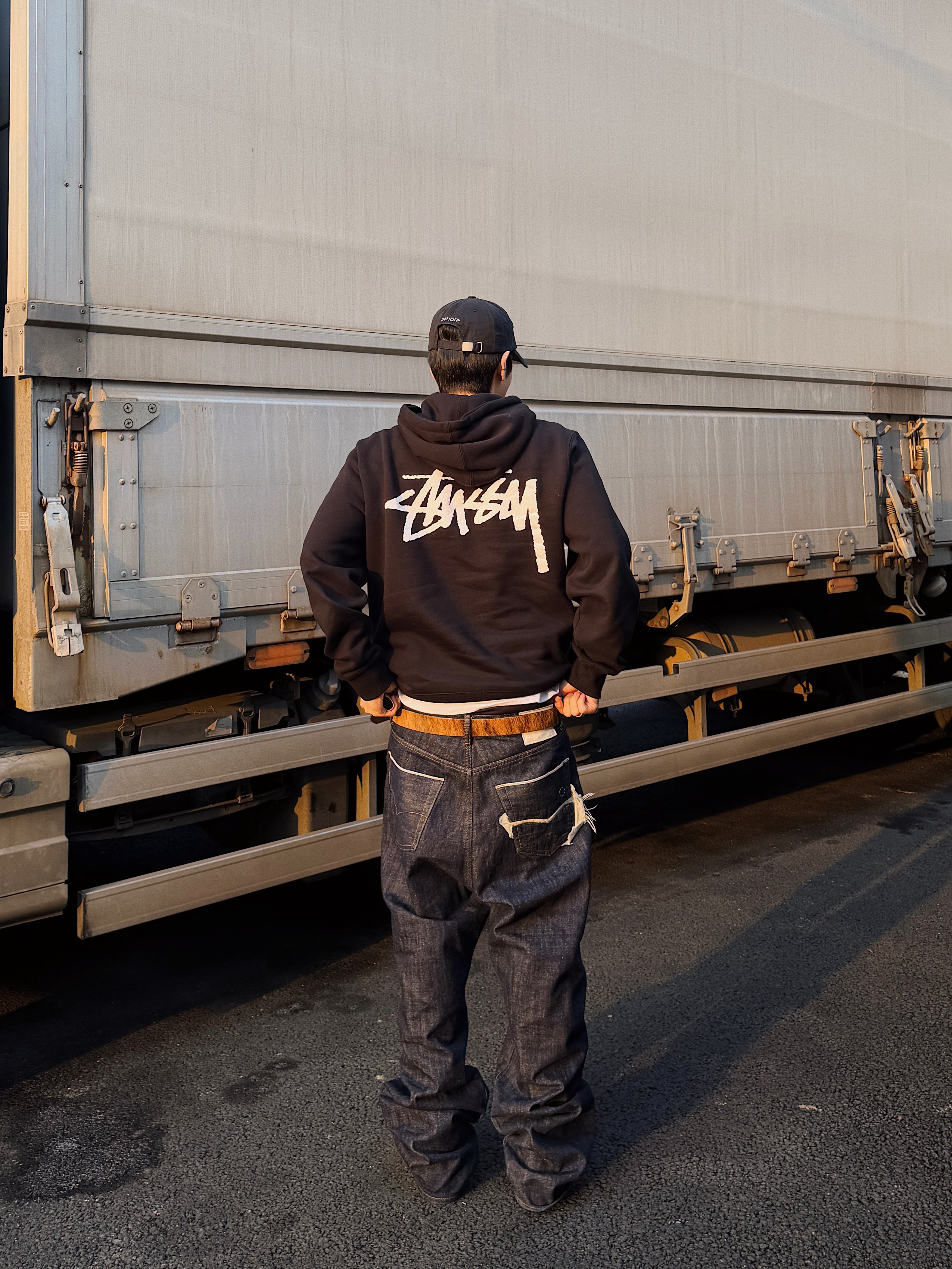 Stussy x Our Legacy Work Shop Drop Shadow Pigment Dyed Hoodie Black, Converse Chuck Taylor All Star Hi Leather Black 착용 스타일 - 2