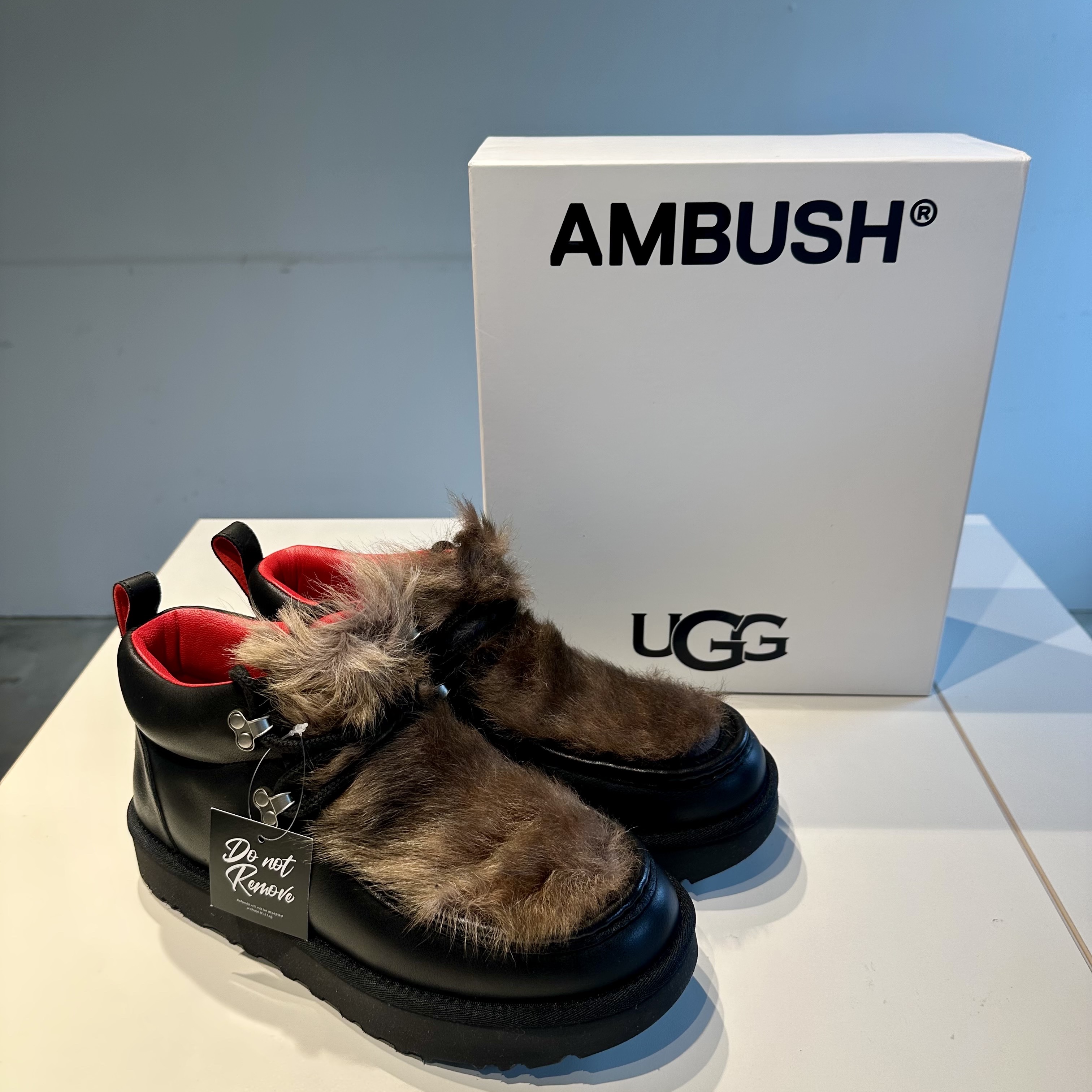 UGG x Ambush Fur Boots Black 착용 스타일 - 1