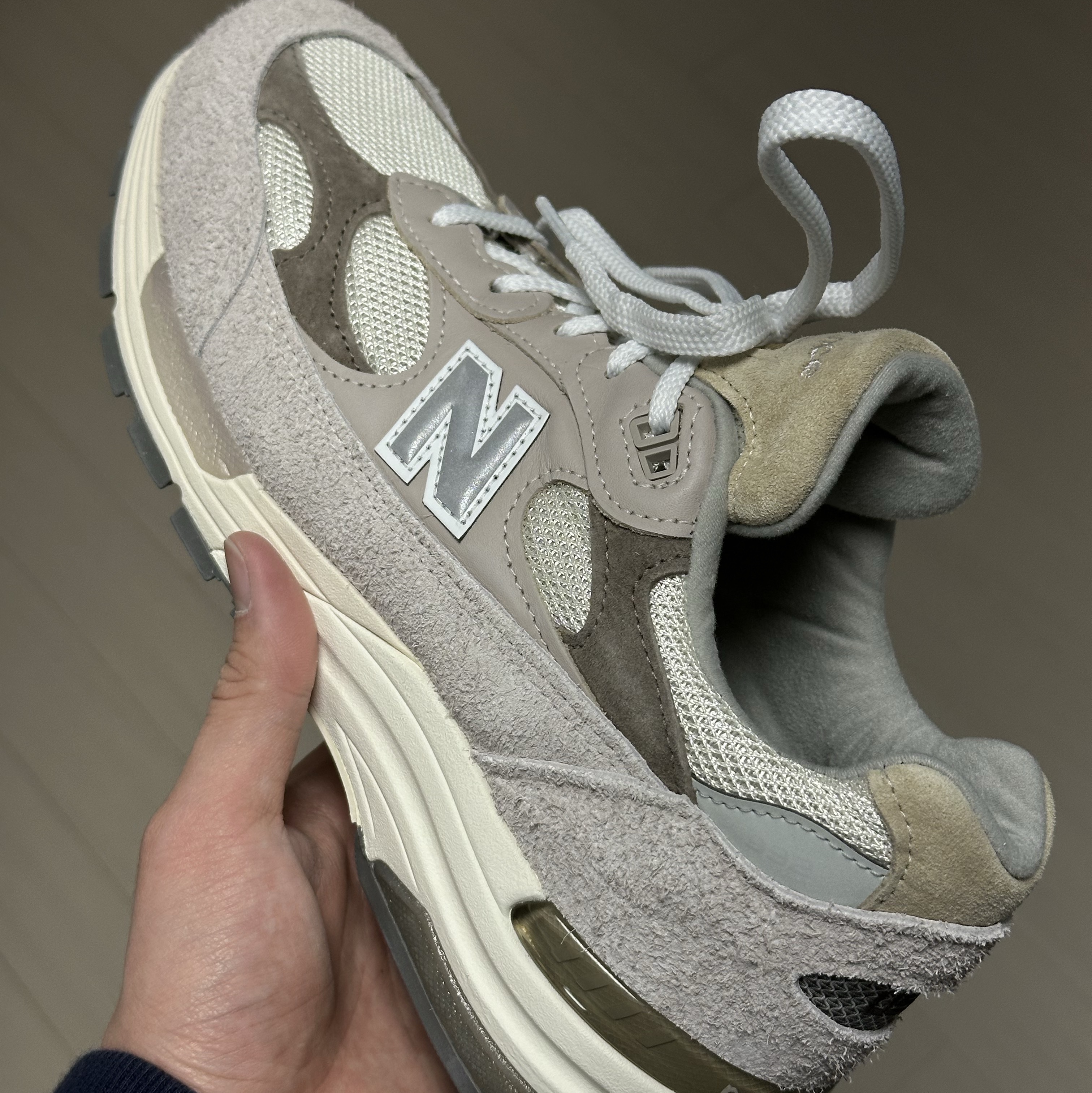New Balance 992 Made in USA Moonrock Mushroom 착용 스타일 - 1