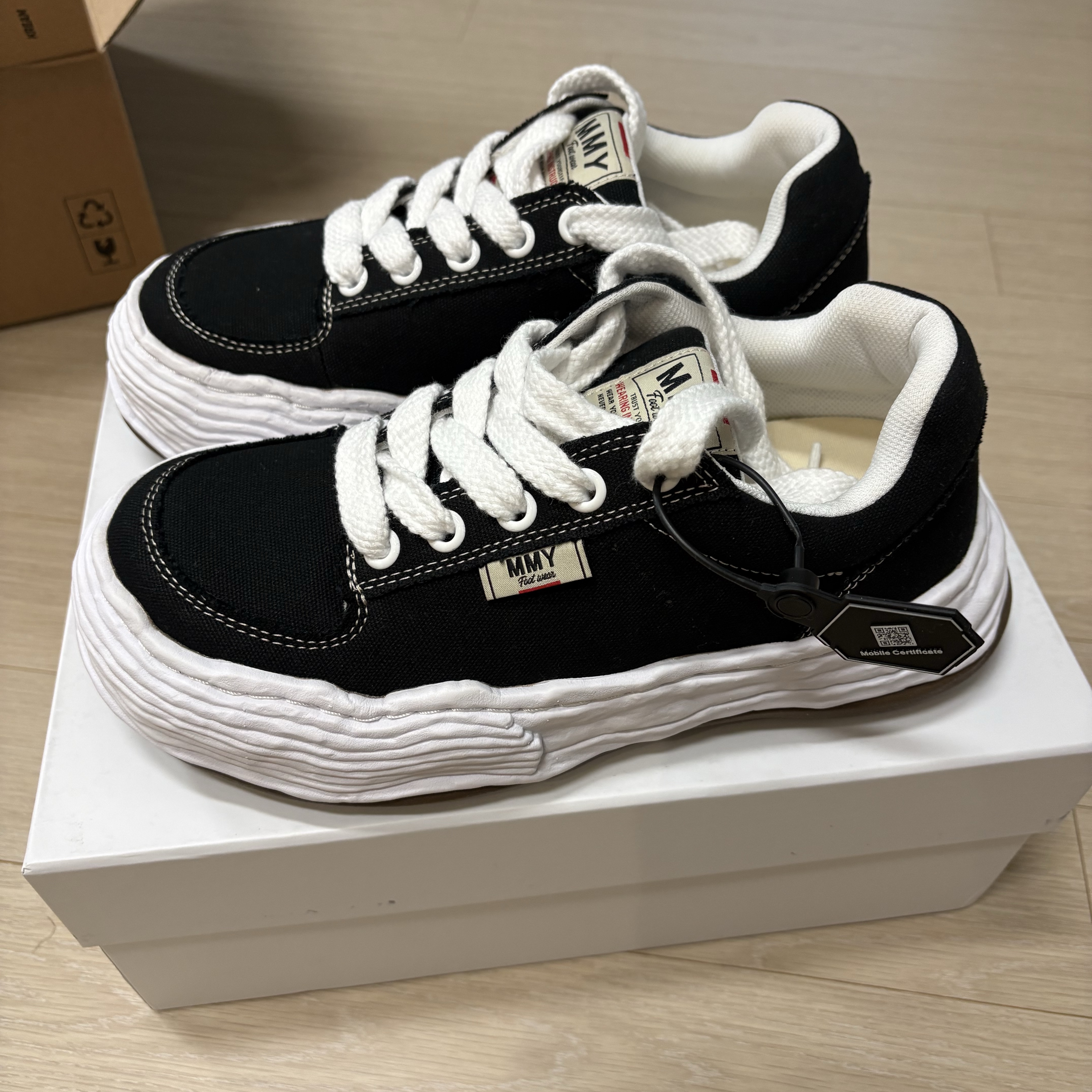 Maison Mihara Yasuhiro Oliver OG Sole Canvas Low-top Sneakers Black 착용 스타일 - 1