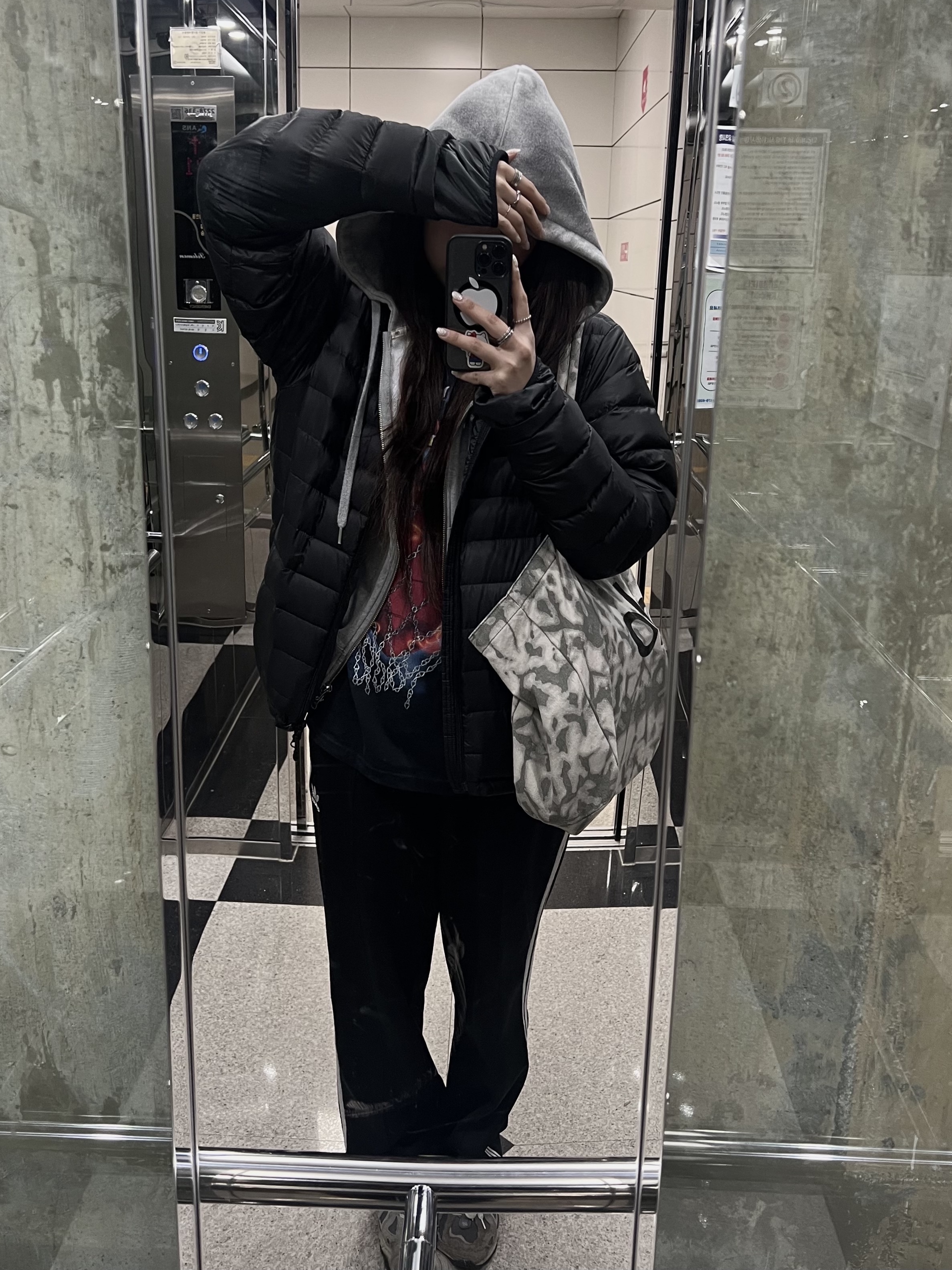 Sansan Gear Suffix Puffer Jacket Black - 25FW, Alo Yoga Iconic Shopper Tote Bag Grey Tiedye 착용 스타일 - 1