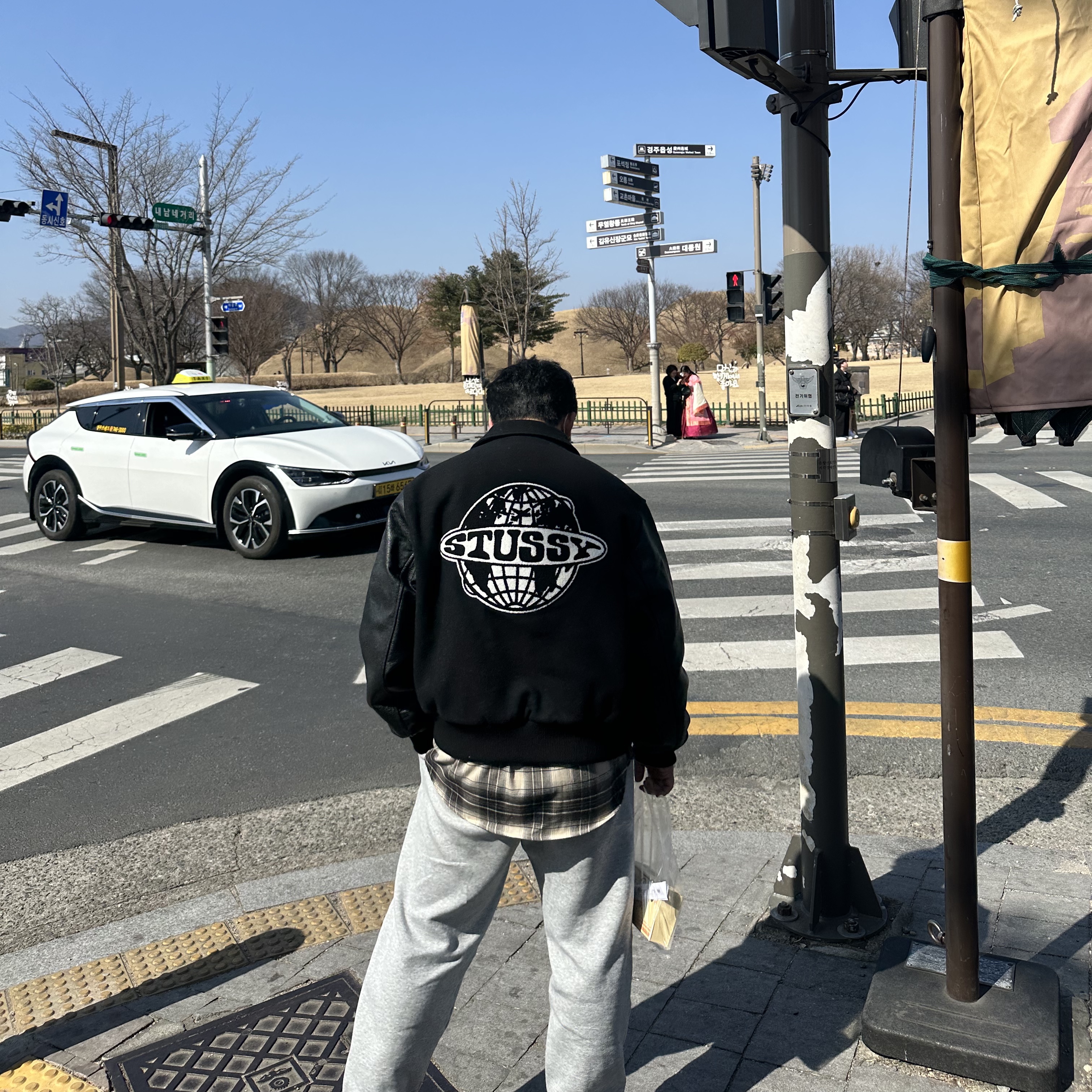 Stussy Globe Varsity Jacket Black 착용 스타일