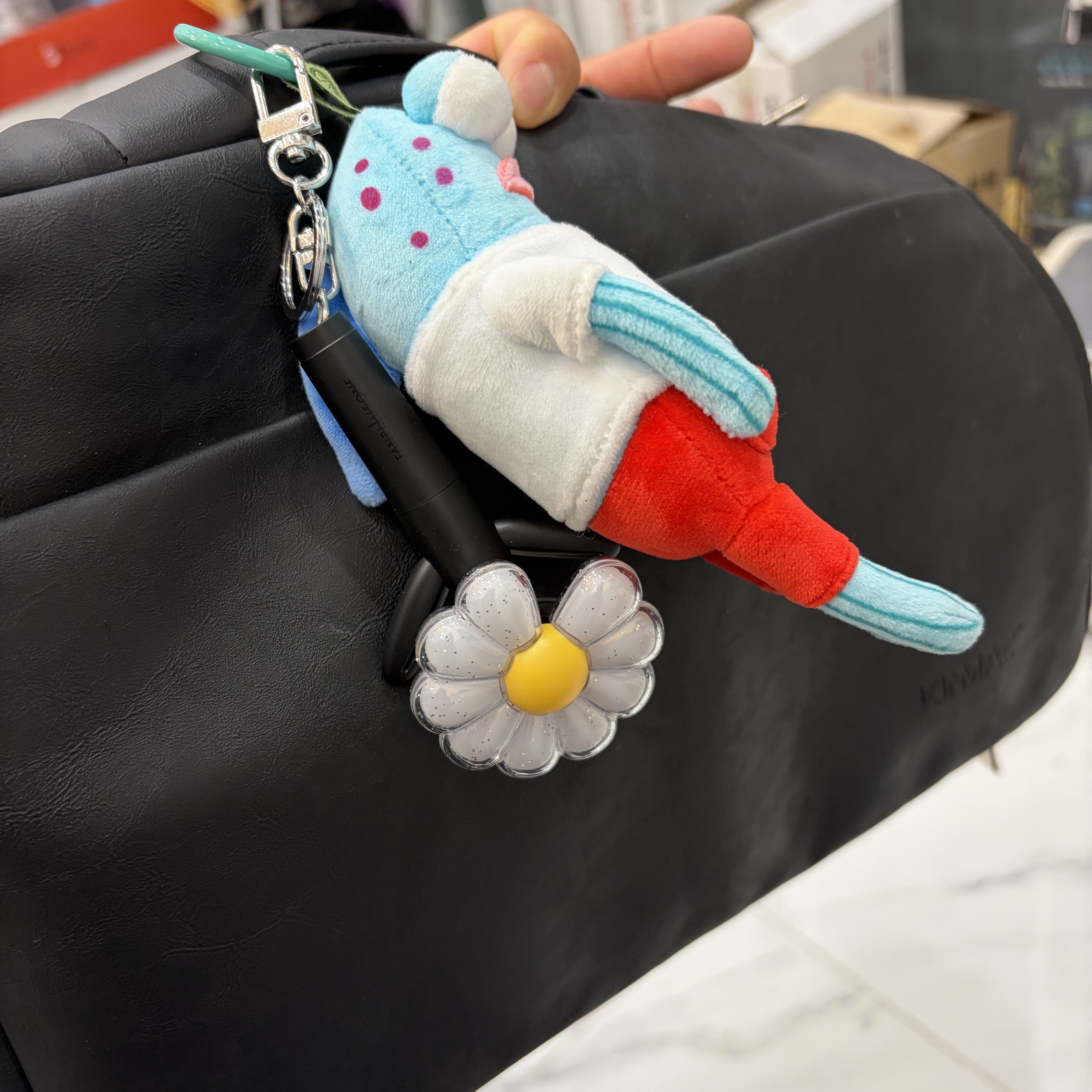 G-DRAGON Ubermensch Official Mini Light Keyring 착용 스타일