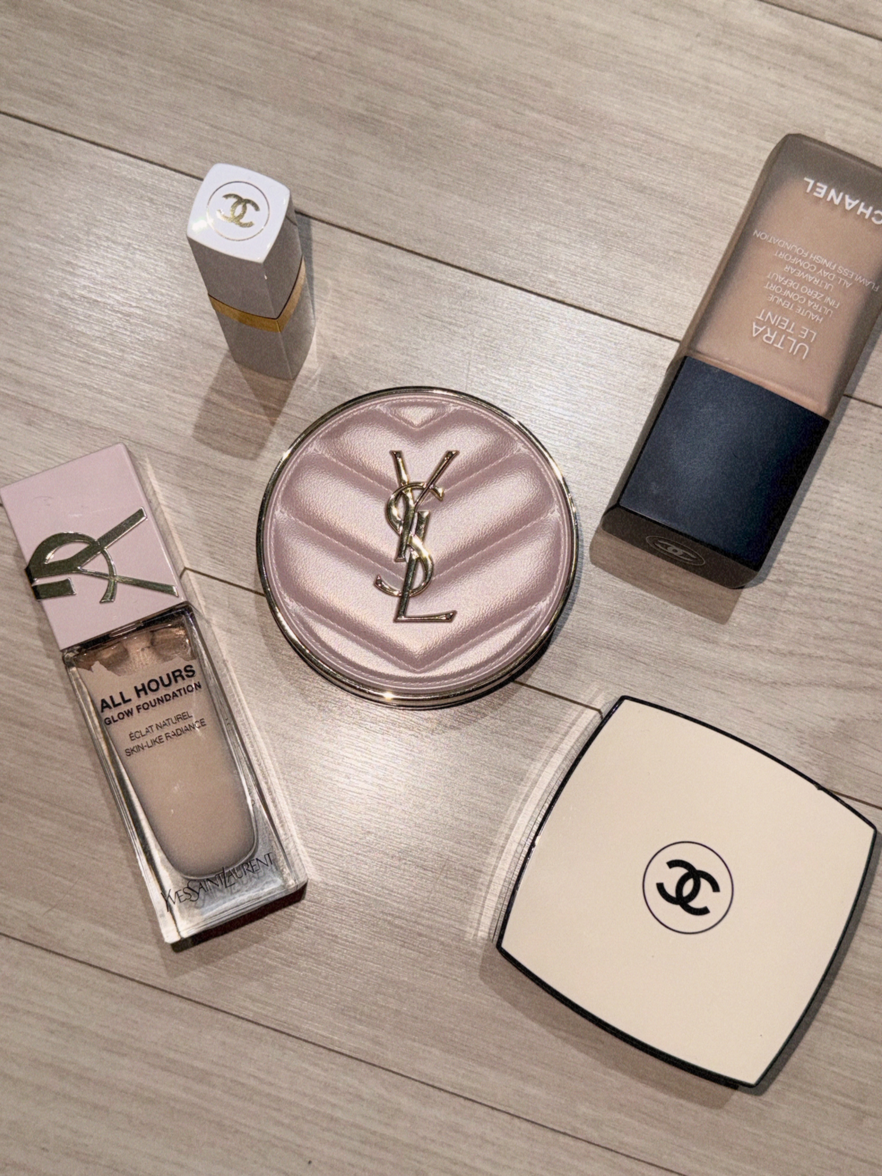 Chanel Les Beige Healthy Glow Gel Touch Cushion Foundation SPF40 BD01, Yves Saint Laurent Touche Eclat Glow Cusion BR10 Cool Porcelain 착용 스타일
