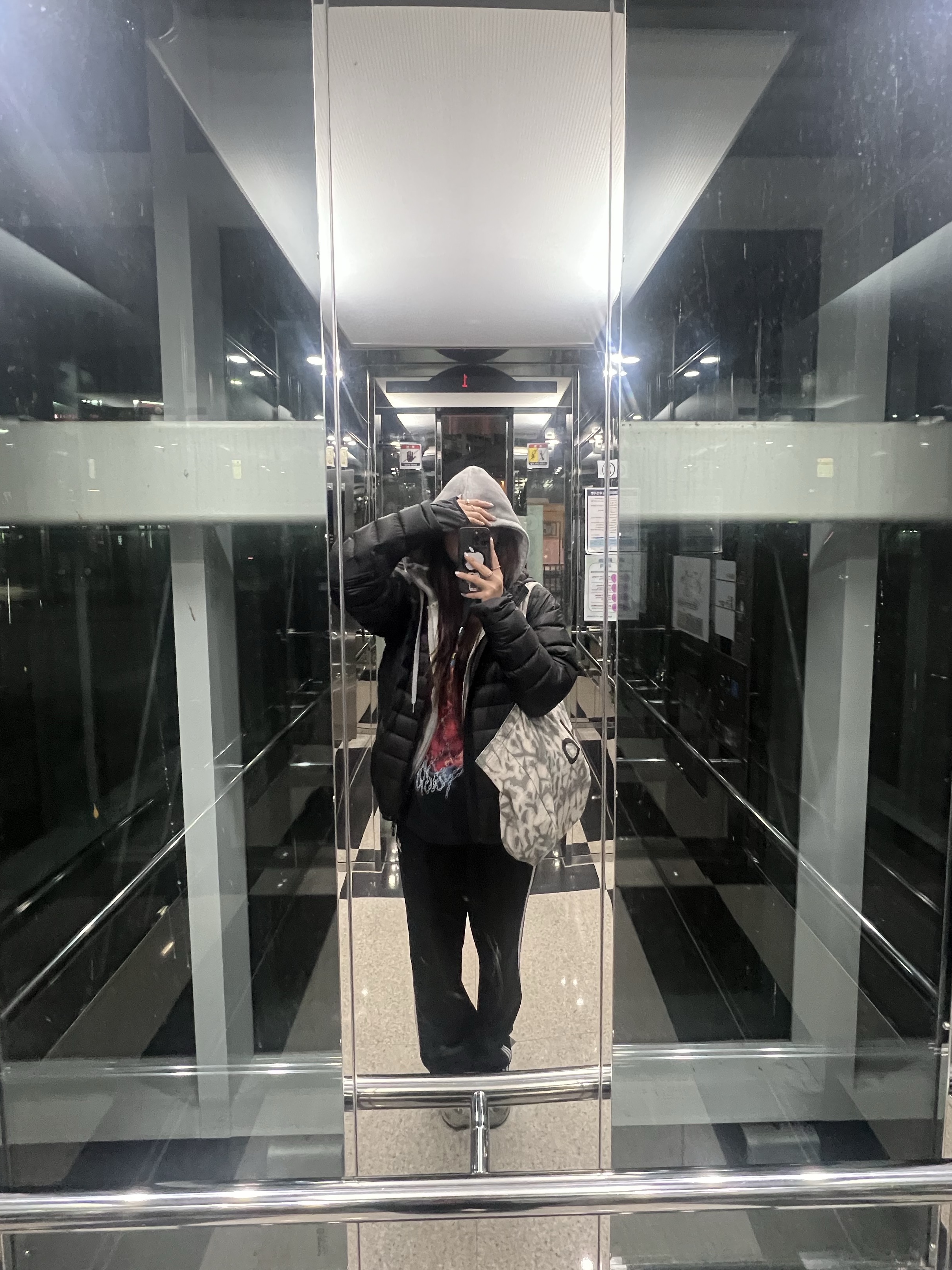 Sansan Gear Suffix Puffer Jacket Black - 25FW, Alo Yoga Iconic Shopper Tote Bag Grey Tiedye 착용 스타일 - 2