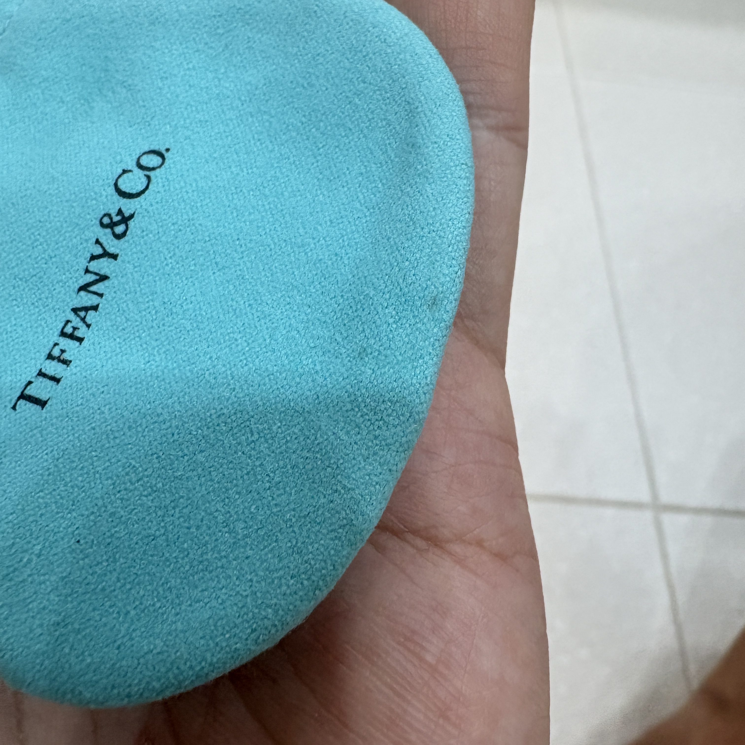 Tiffany & Co. Tiffany T Smile Pendant Small Rose Gold 착용 스타일 - 2