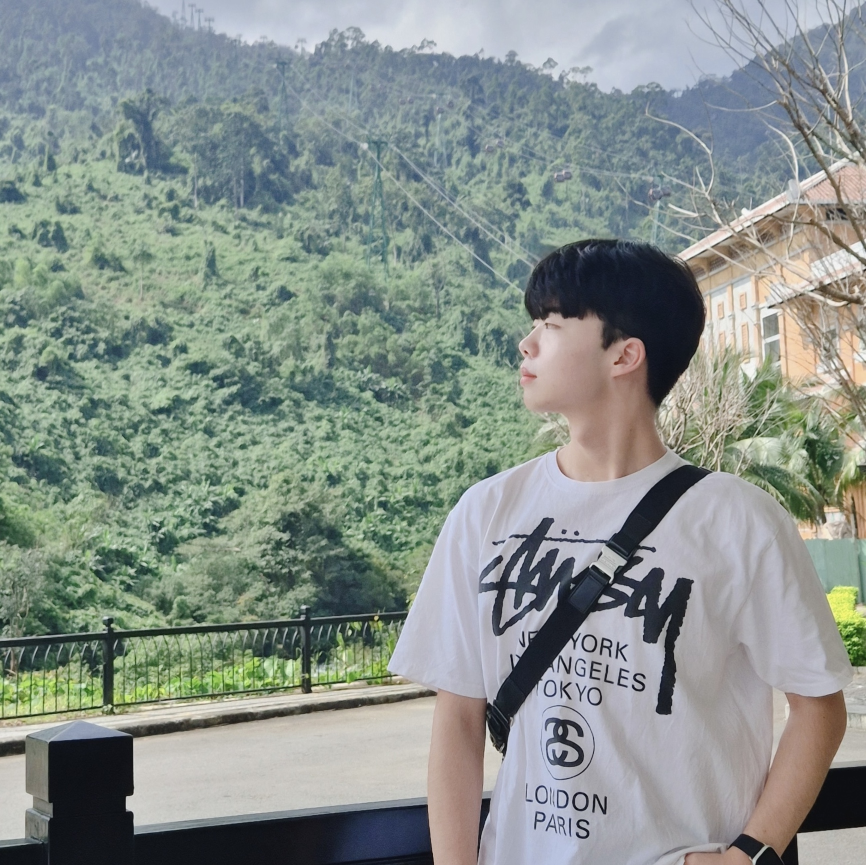Stussy World Tour T-Shirt White 2023, Nike V2K Run Summit White Metallic Silver 착용 스타일 - 1
