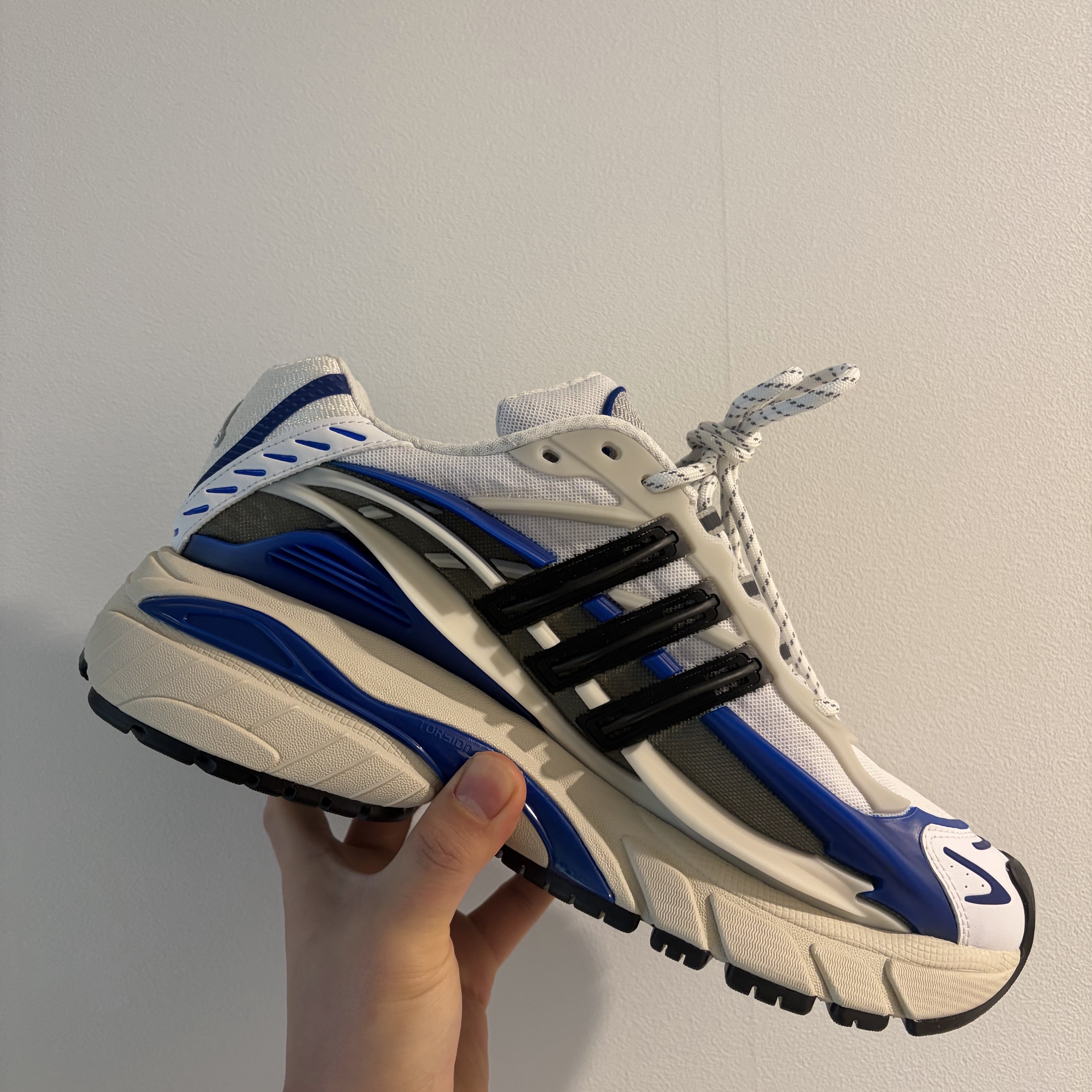 Adidas x Pharrell Williams Virginia Adistar Jellyfish Royal Blue Core Black 착용 스타일 - 1