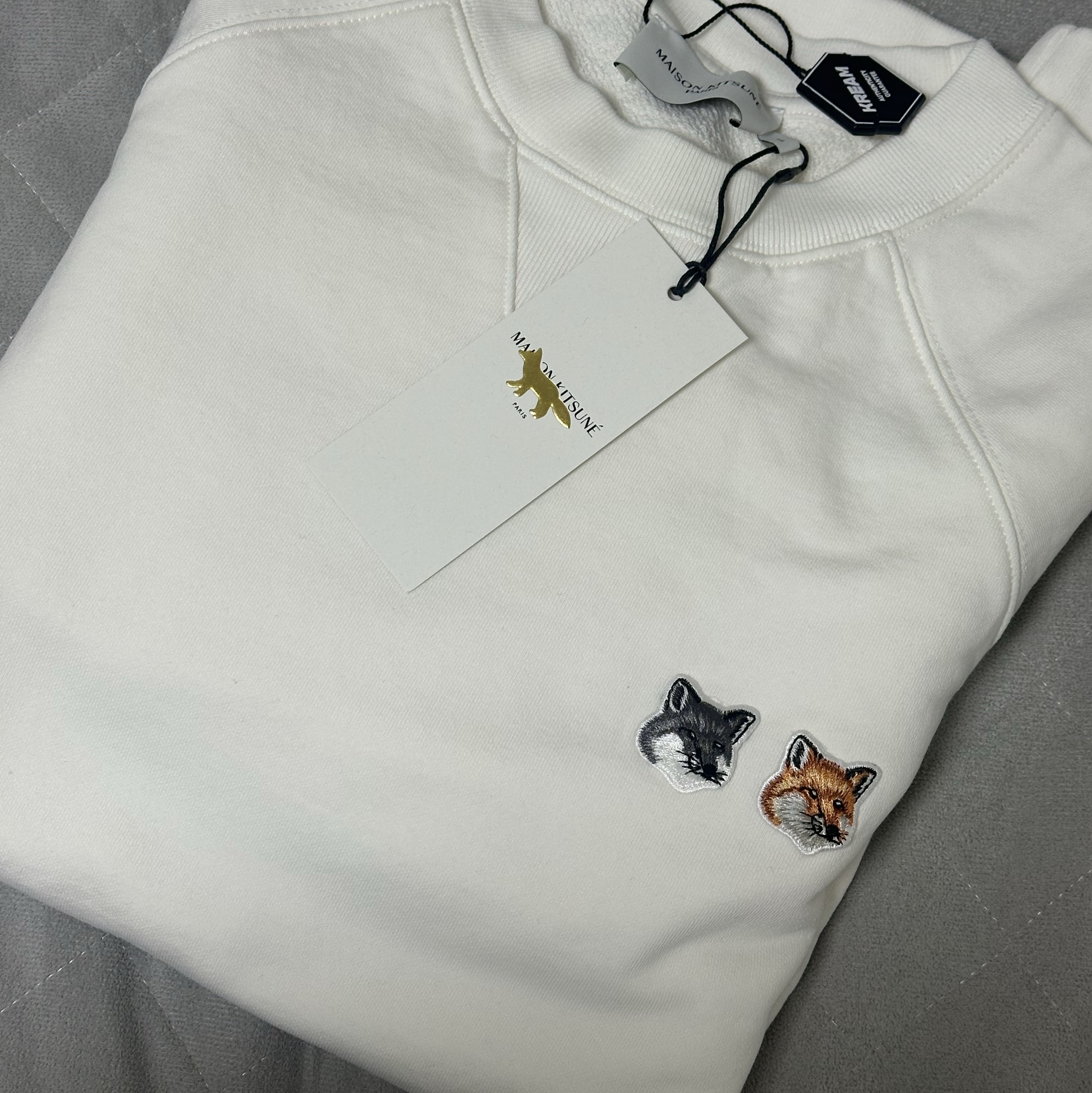 Maison Kitsune Double Fox Head Patch Classic Sweatshirt Ecru 착용 스타일
