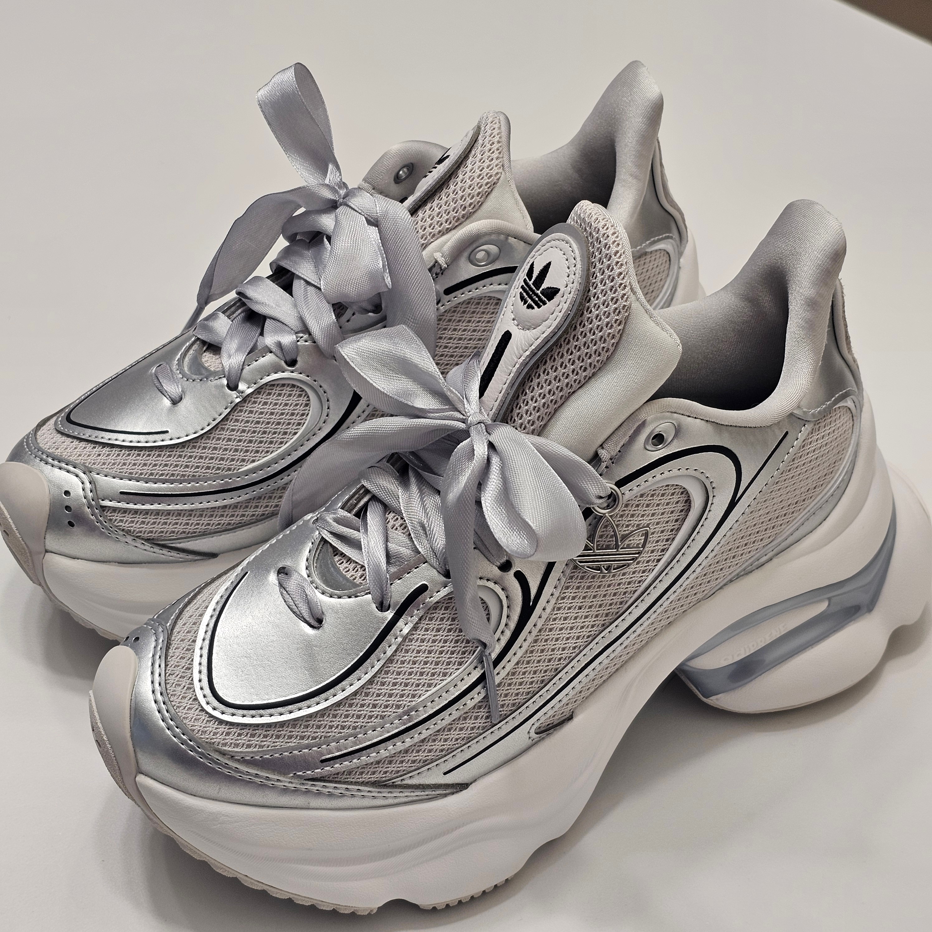 (W) Adidas Ozvenuz Silver Metallic Grey One 착용 스타일