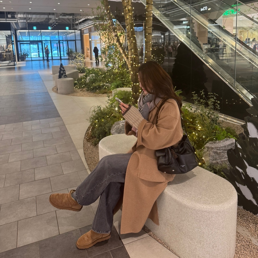 (W) UGG Classic Mini II Boots Chestnut, (W) Max Mara Ludmilla Icon Coat Camel 착용 스타일 - 1