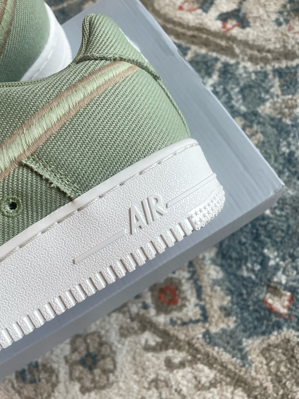 Nike Air Force 1 Low Canvas Dusty Olive Olive Aura 착용 스타일 - 2
