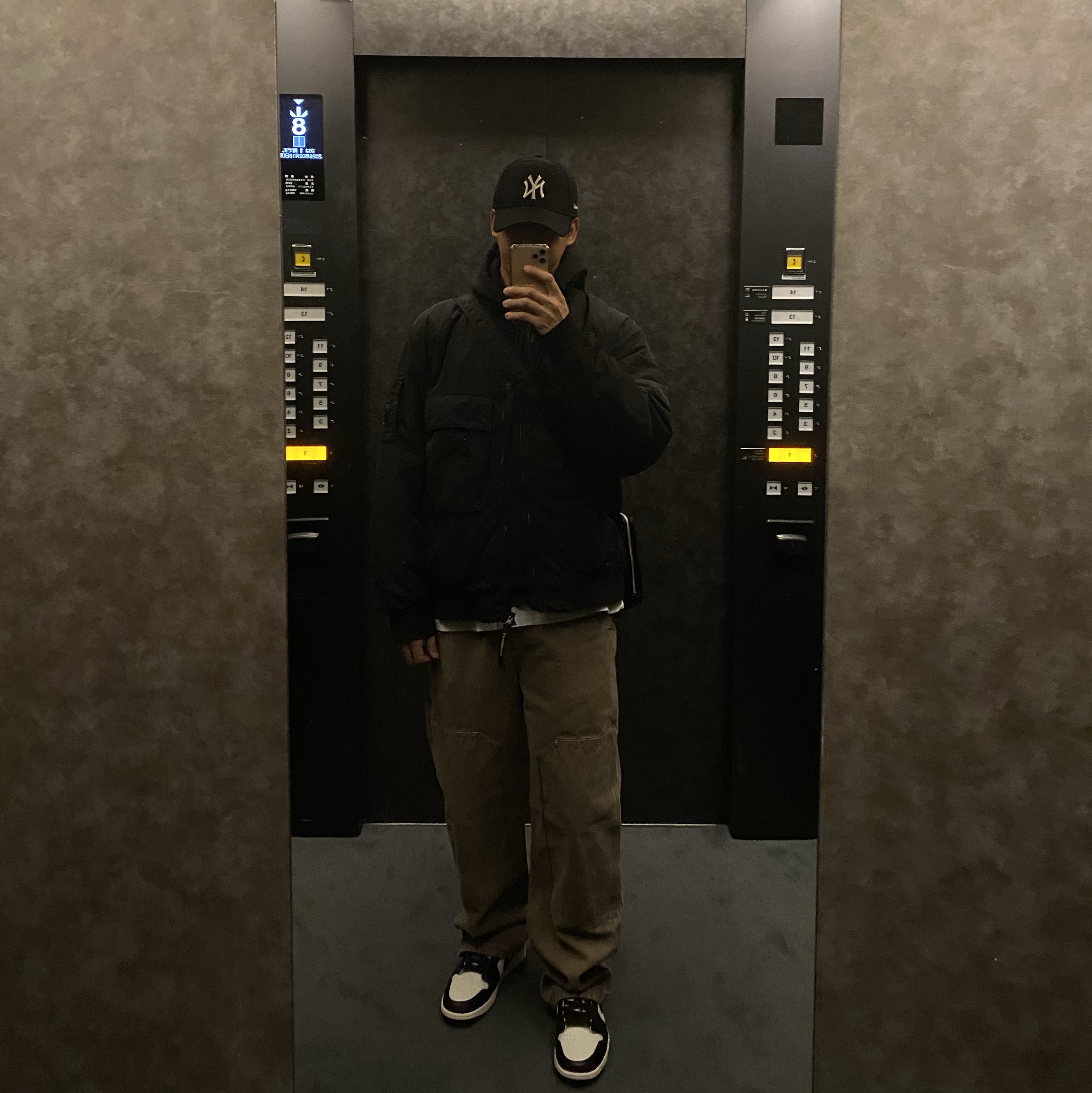 Jordan 1 Retro Low OG Mocha, New Era MLB x Fear of God New York Yankees Unstructured Ball Cap Navy 착용 스타일 - 1