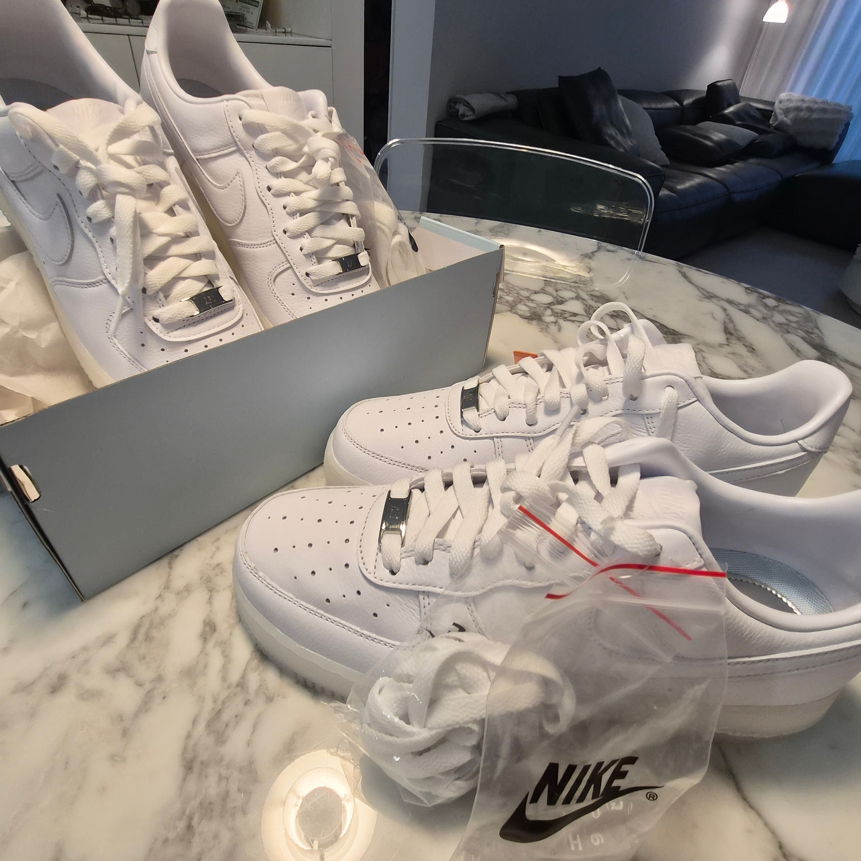 Nike x Drake Nocta Air Force 1 Low SP Certified Lover Boy White Cobalt Tint 착용 스타일 - 1