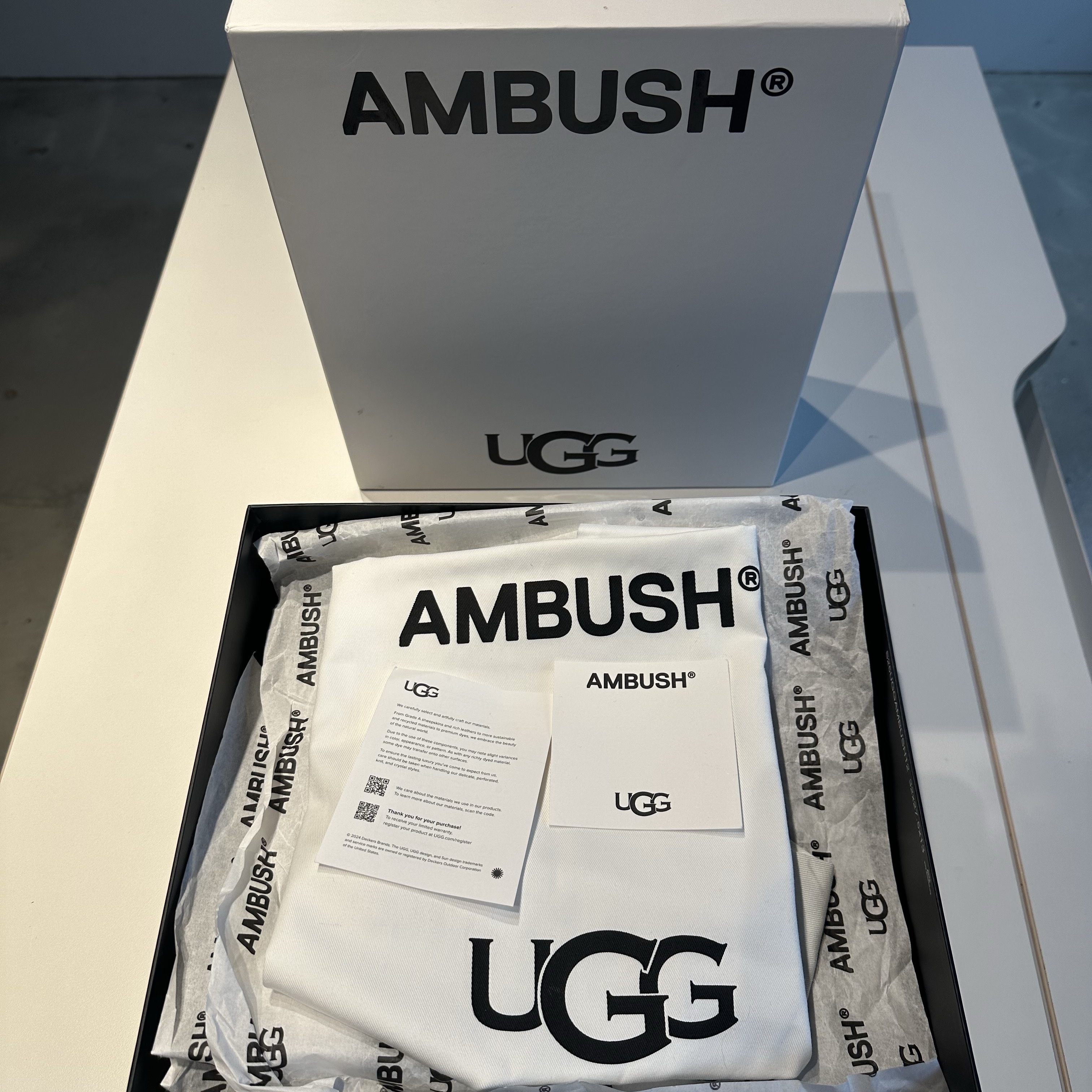 UGG x Ambush Fur Boots Black 착용 스타일 - 2