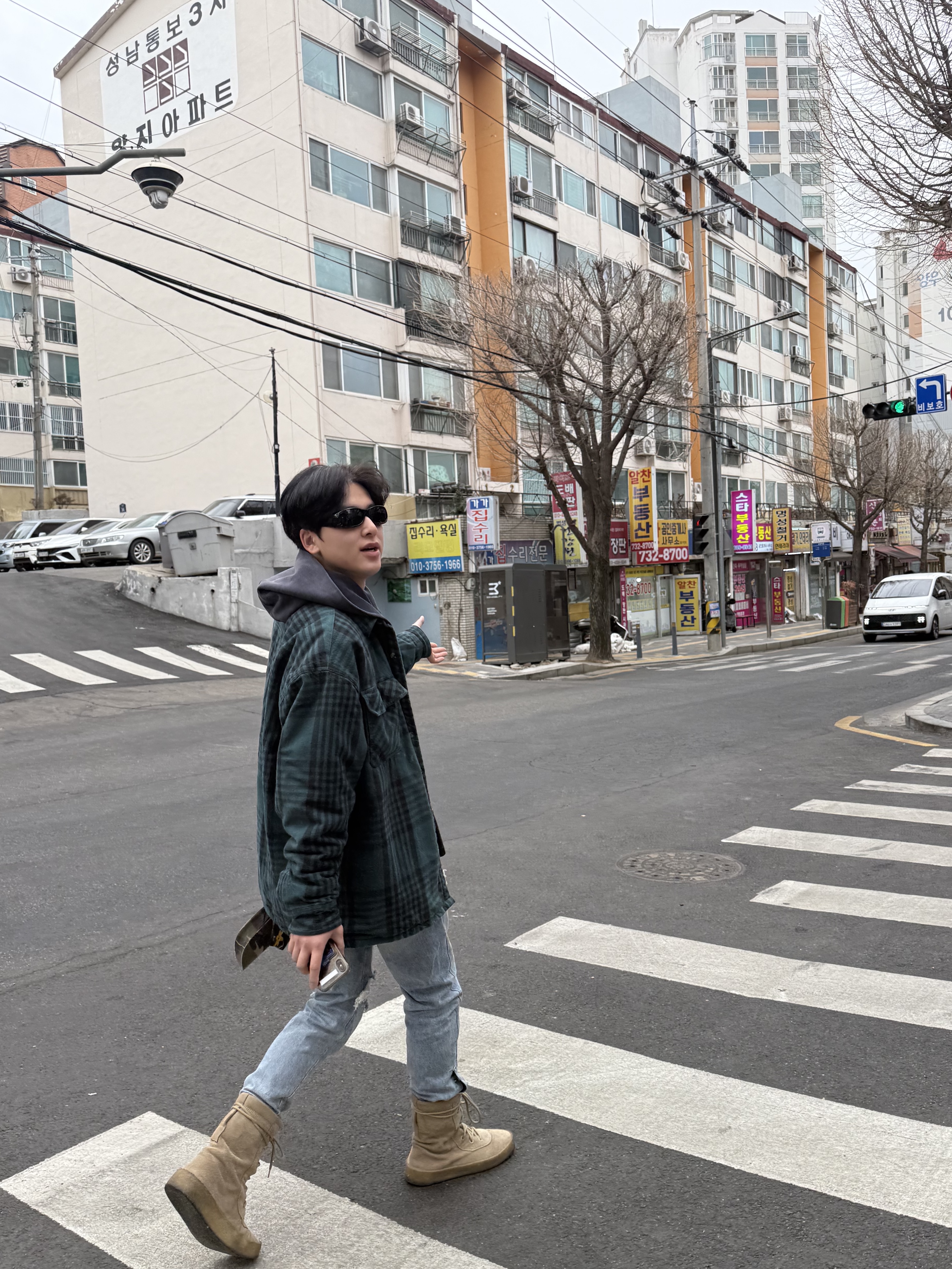 Yeezy YZY Zip-Up Hoodie Poetic Black 착용 스타일 - 4