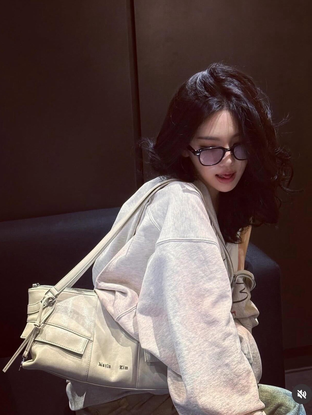 Matin Kim Wide Nemo Shoulder Bag In Light Beige, Matin Kim Wide Nemo Shoulder Bag In Black 착용 스타일