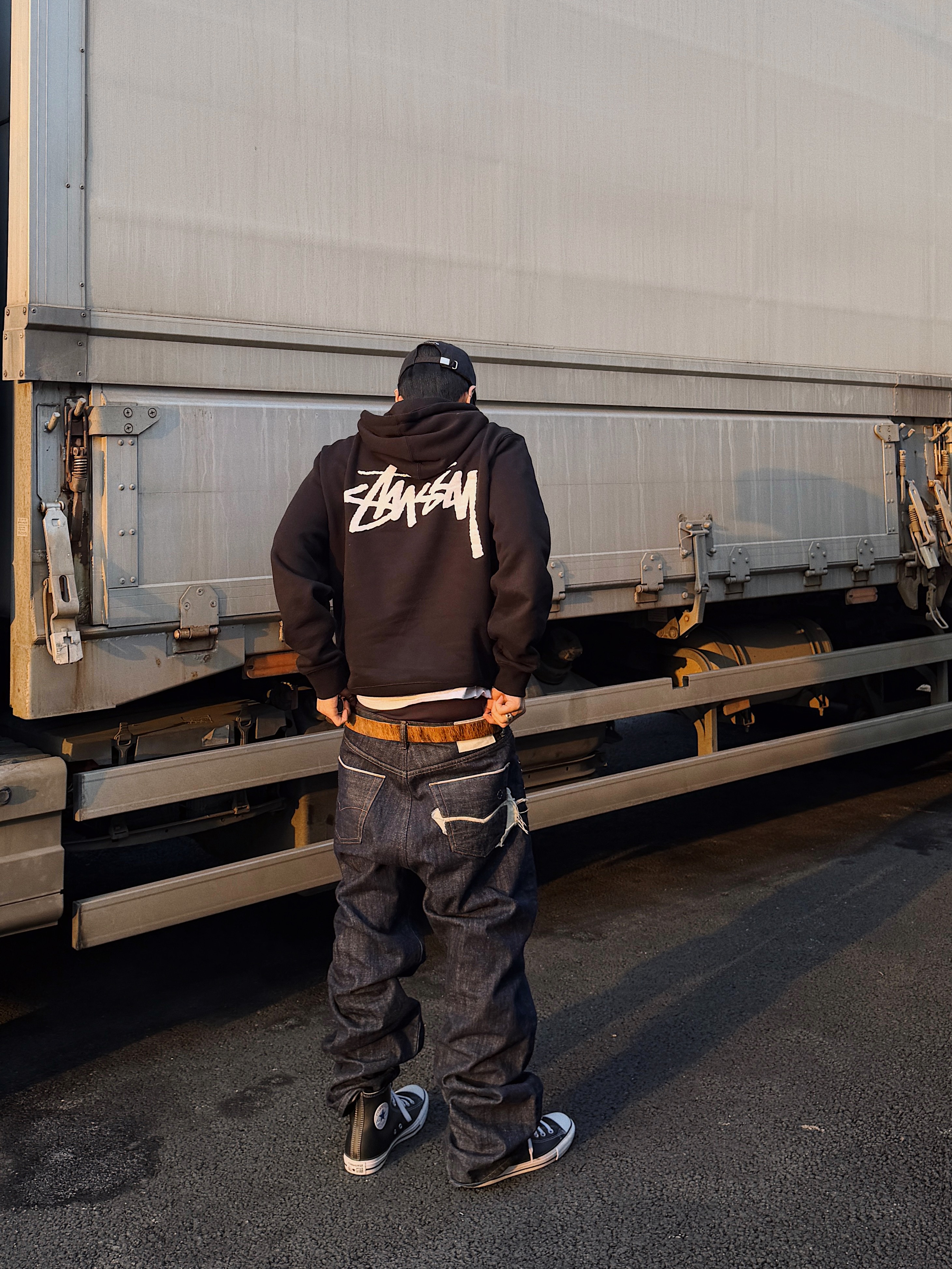 Stussy x Our Legacy Work Shop Drop Shadow Pigment Dyed Hoodie Black, Converse Chuck Taylor All Star Hi Leather Black 착용 스타일 - 4