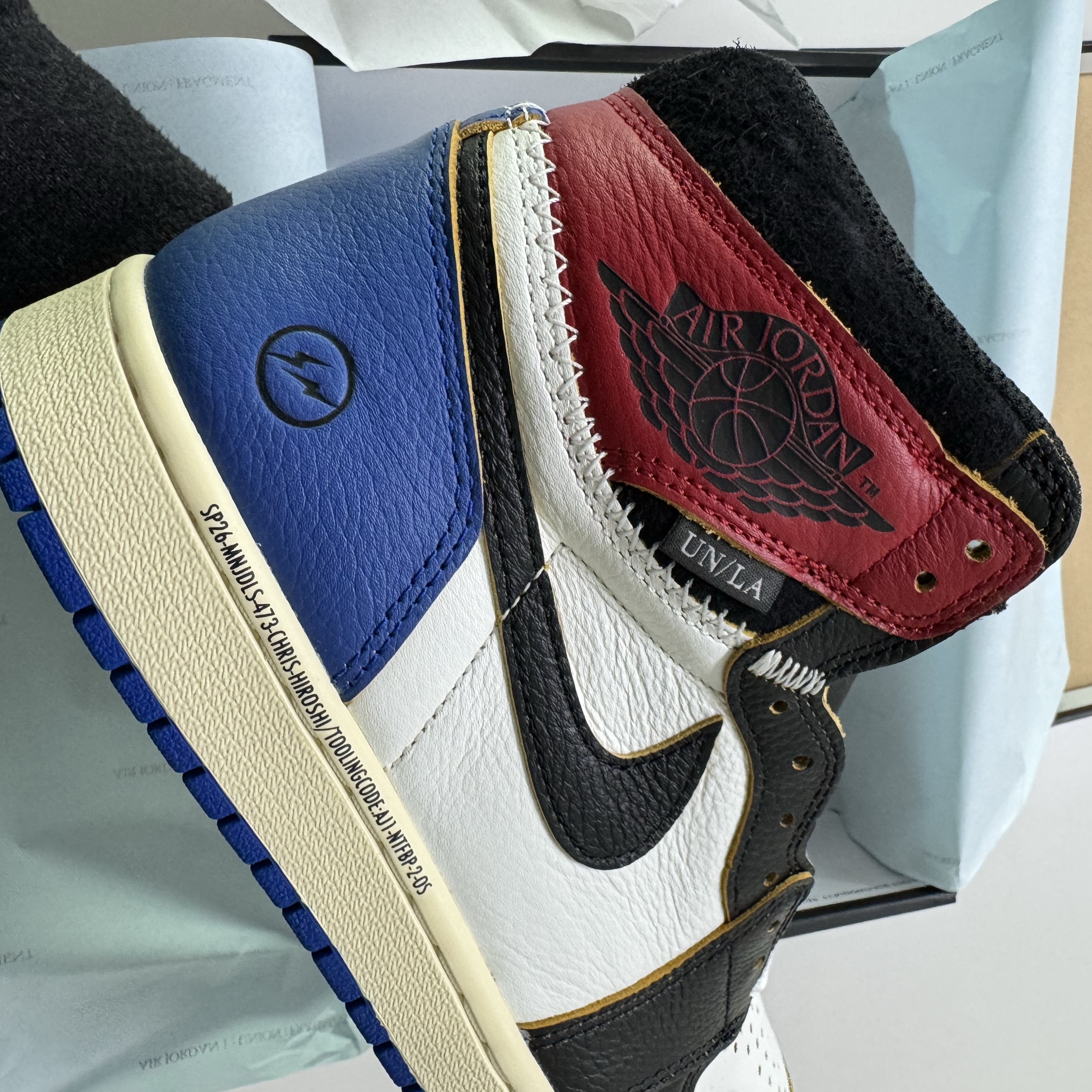 Jordan 1 x Fragment x Union LA Black and Varsity Red 착용 스타일 - 2