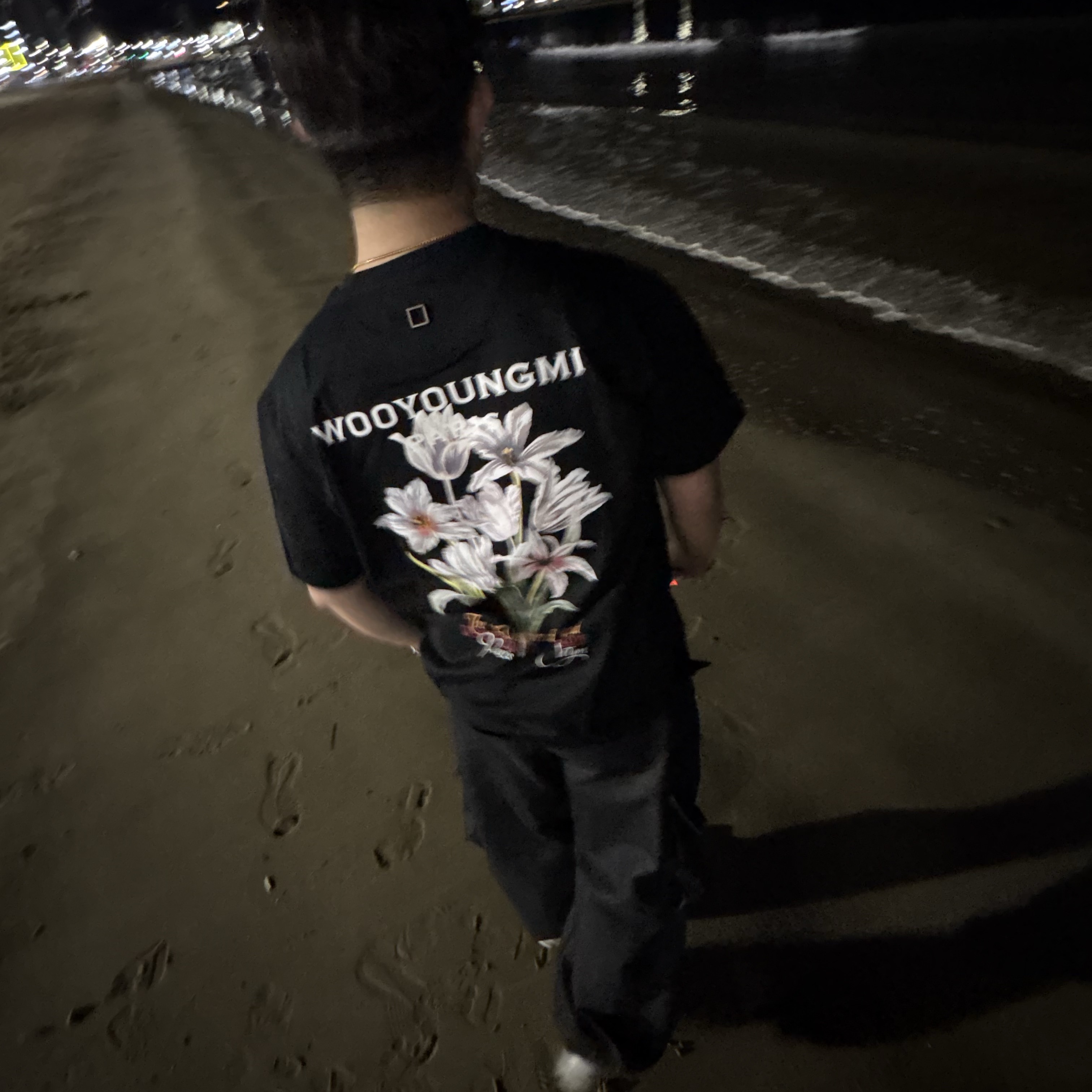 Wooyoungmi Flower Back Logo T-Shirt Black - 24SS 착용 스타일 - 2
