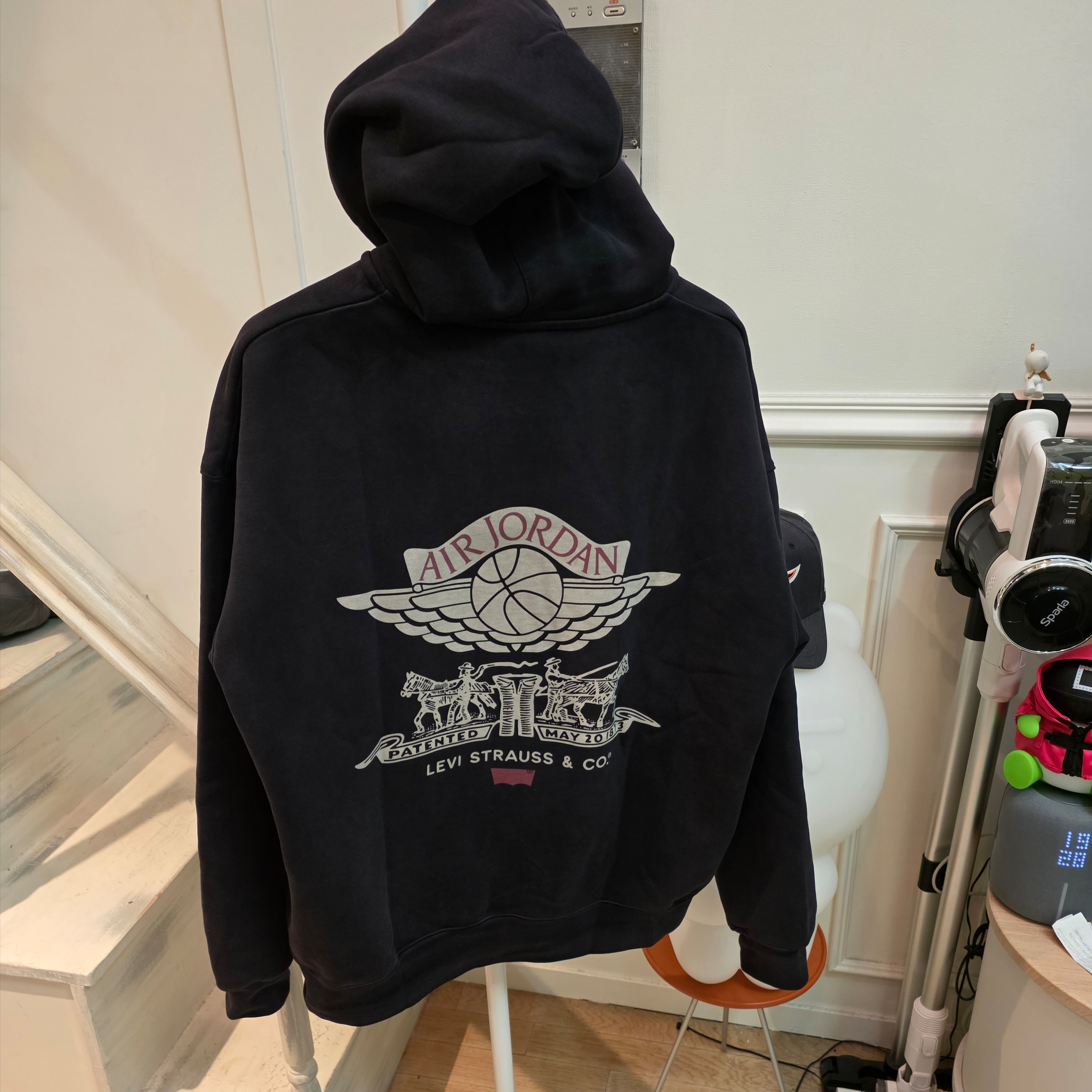 Jordan x Levi's Full Zip Hoodie Black (IM6734-010) 착용 스타일 - 1
